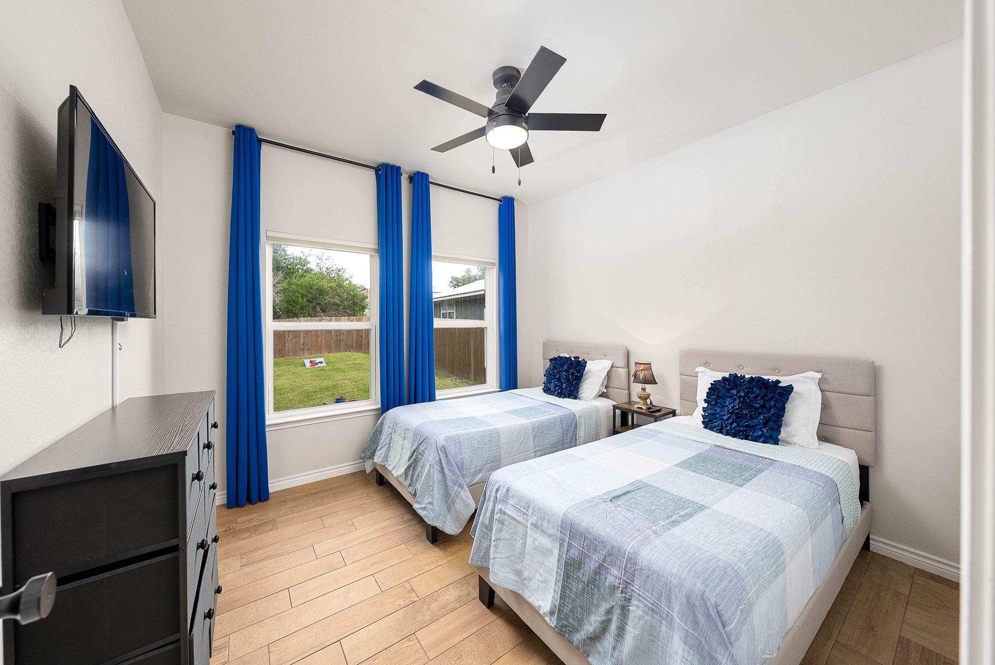 Third bedroom w/ 2 Twin Beds
