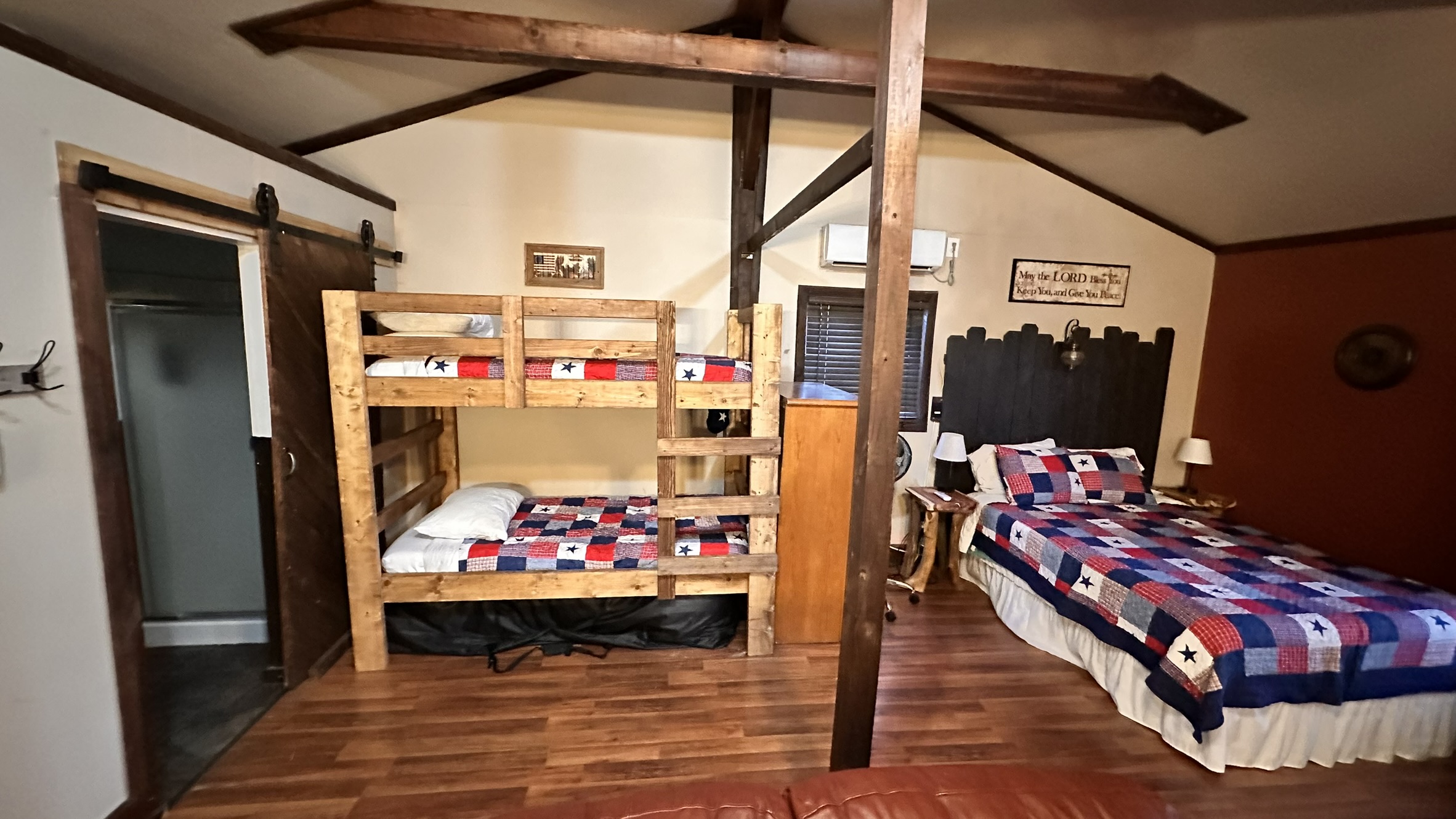 2 bunk beds (4 twin), 1 queen bed, 2 queen floor mattresses, and 1 travel crib. 