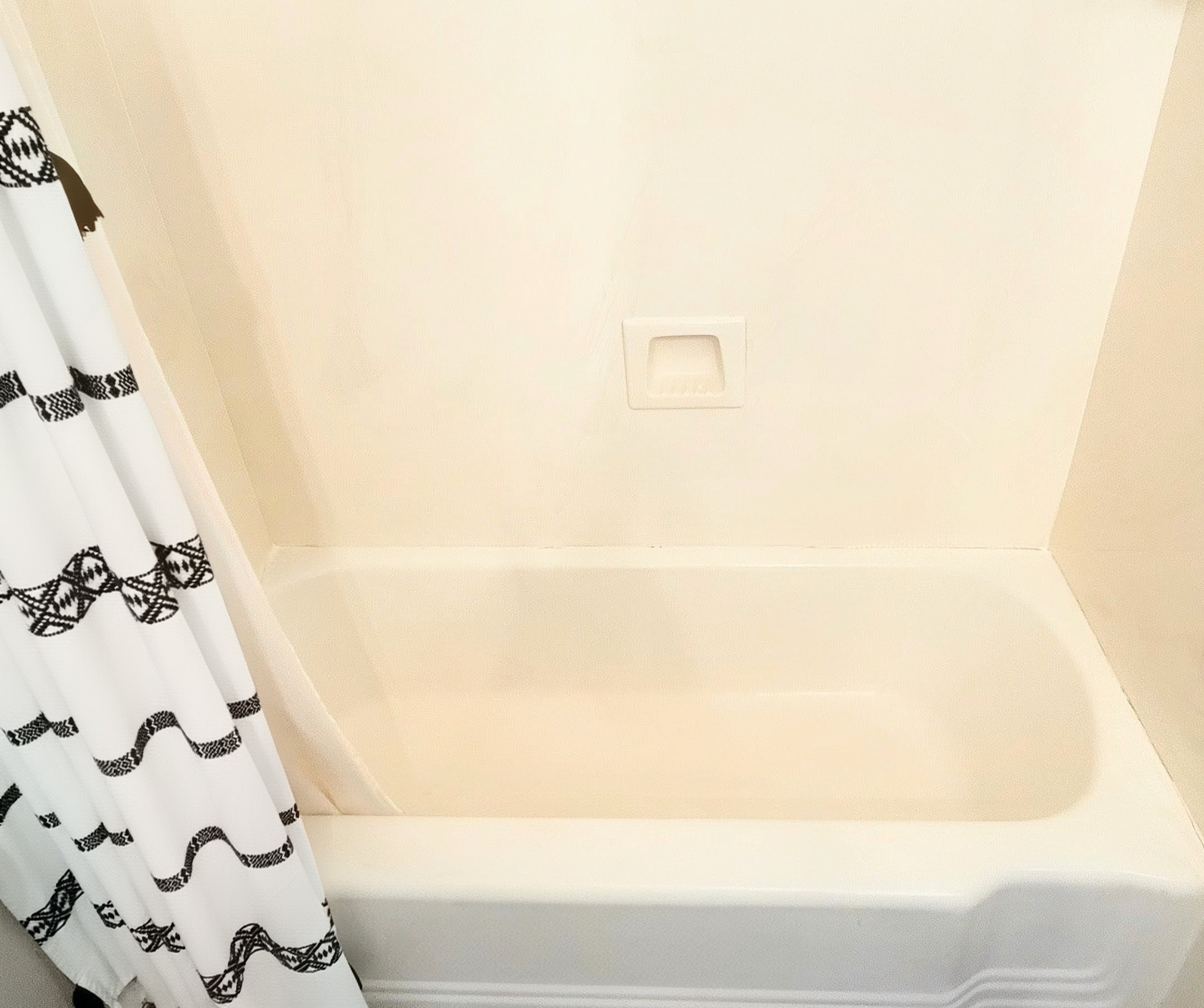 Main bathroom with tub