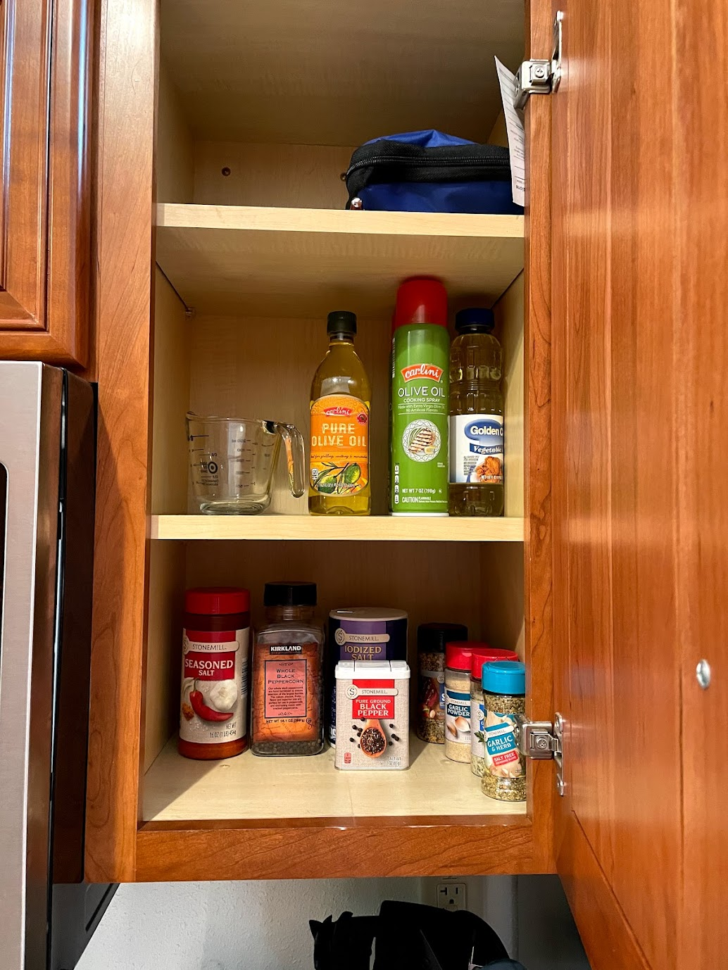 Provided seasonings and oils