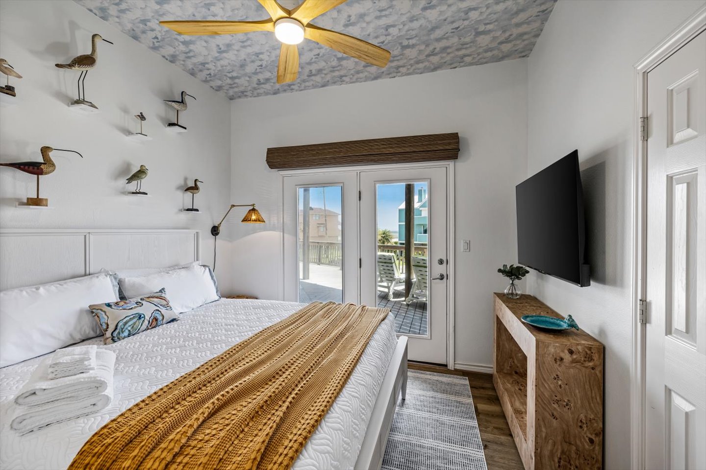 Plenty of room with a king size bed to watch the surf at sunrise. The shades are remote controlled for black out and privacy. 55" Smart TV ready to go for streaming. 