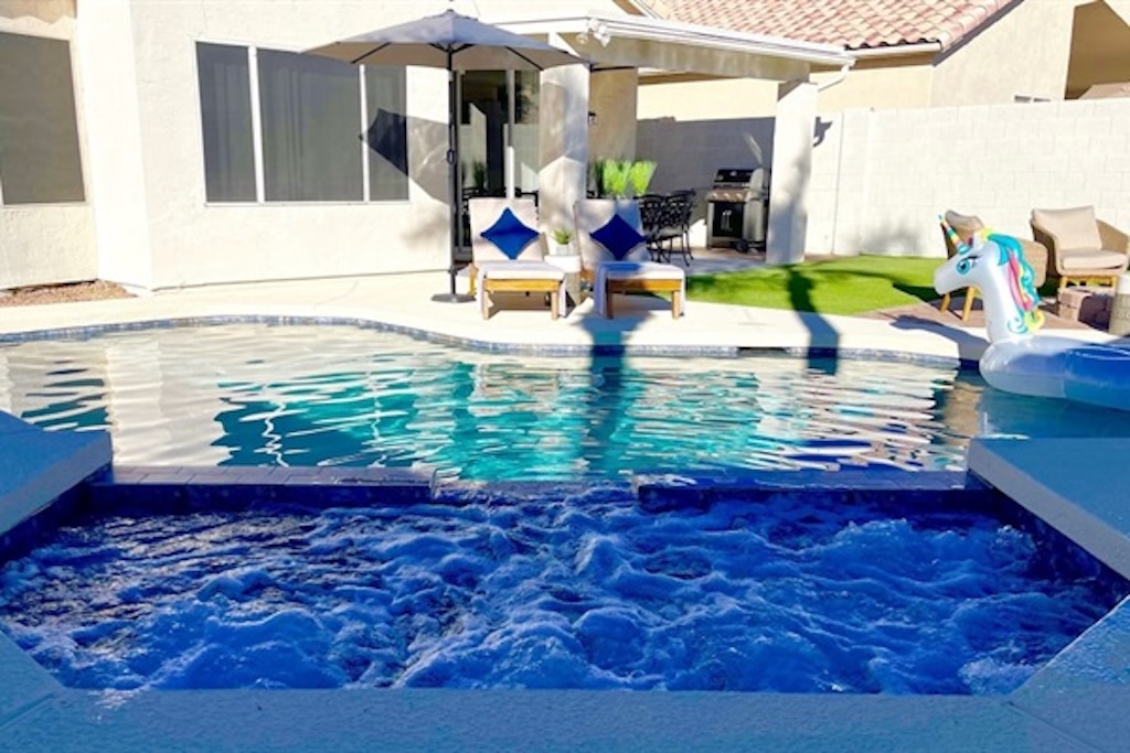 ★ Backyard: Family Bonding in the Jacuzzi