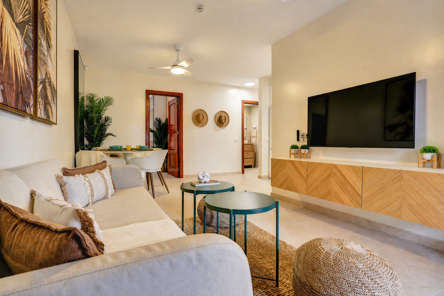 Cosy living room with a comfortable seating area and large flat-screen TV, seamlessly connected to the dining space - perfect for relaxing and enjoying quality time.