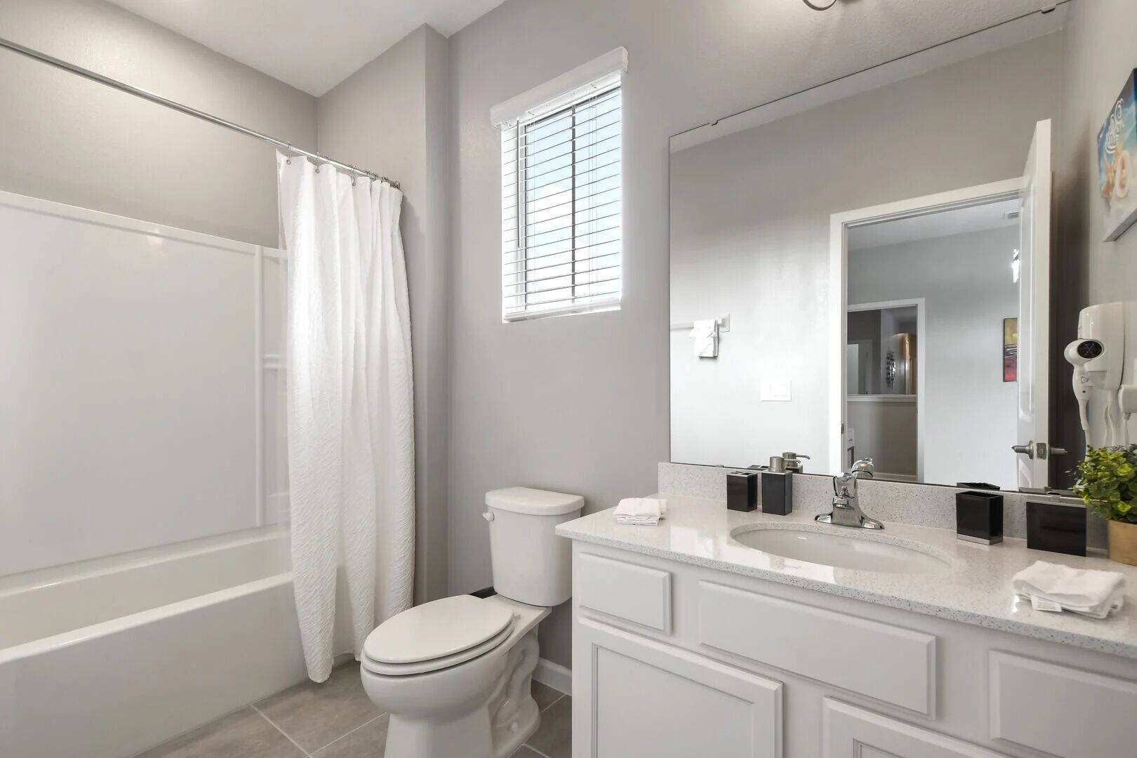 Full bathroom with Tub