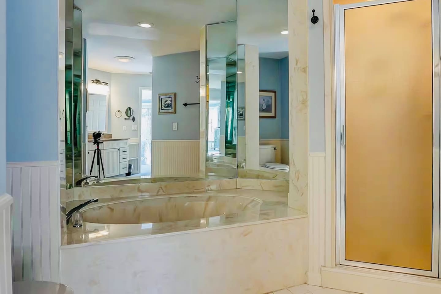 En-suite bathroom with soaking tub