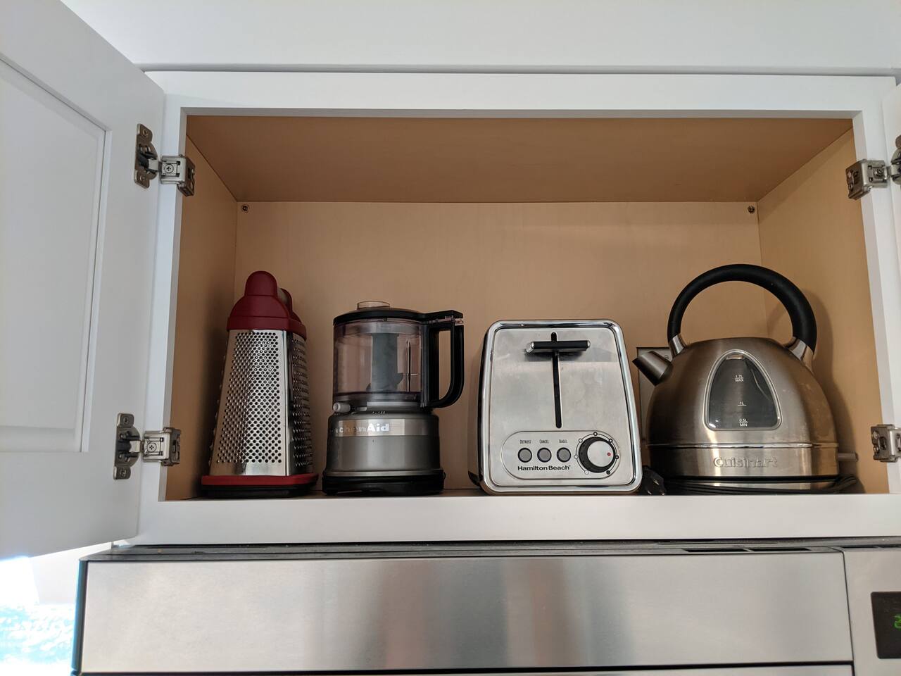 Tea pot, blender, toaster and other small kitchen appliances