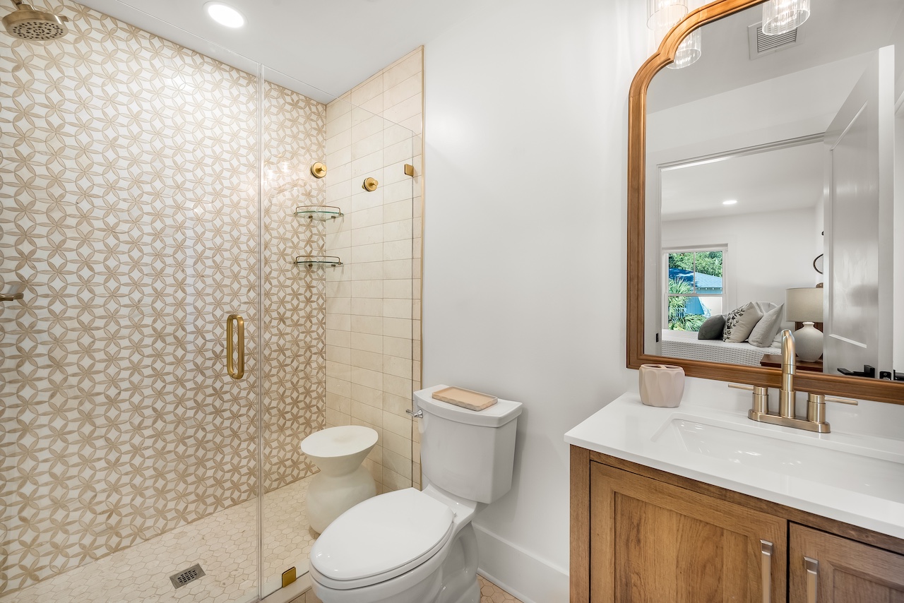 Full Bathroom | 19 Sand Crab | IOP Escapes