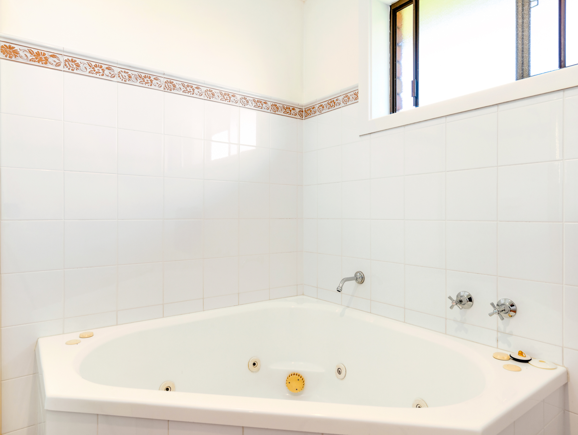 Upstairs Main Bathroom