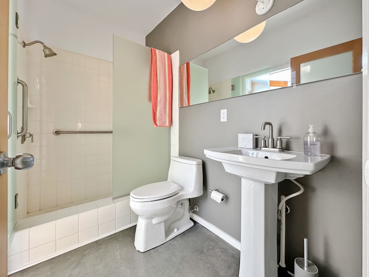 Primary Bathroom (en suite)