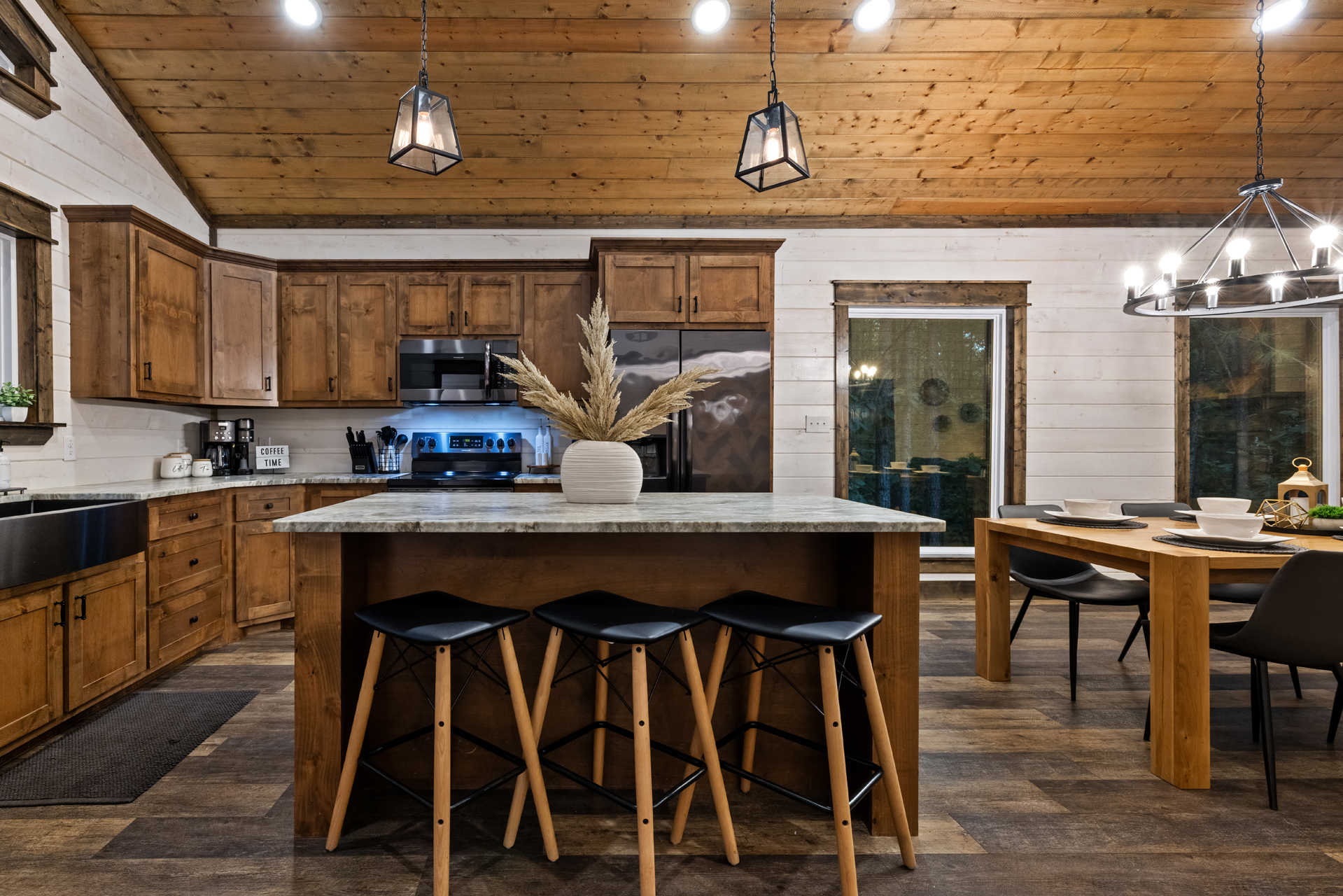 Pancake mornings, easy dinners and late-night snacks. The open kitchen keeps everyone together while someone’s cooking.