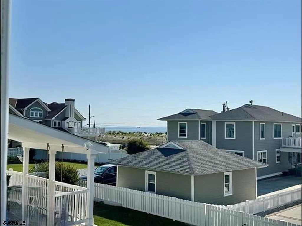 Neighborhood_View_Distance_Ocean_Peeks