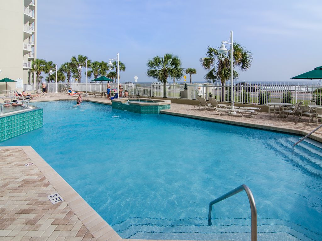 Outside pool and jacuzzi
