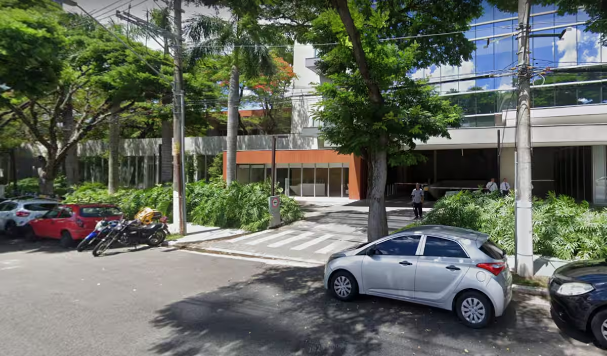 🚘 Vista da rua em frente ao condomínio, com fácil acesso e excelente localização na região do Butantã/Pinheiros.