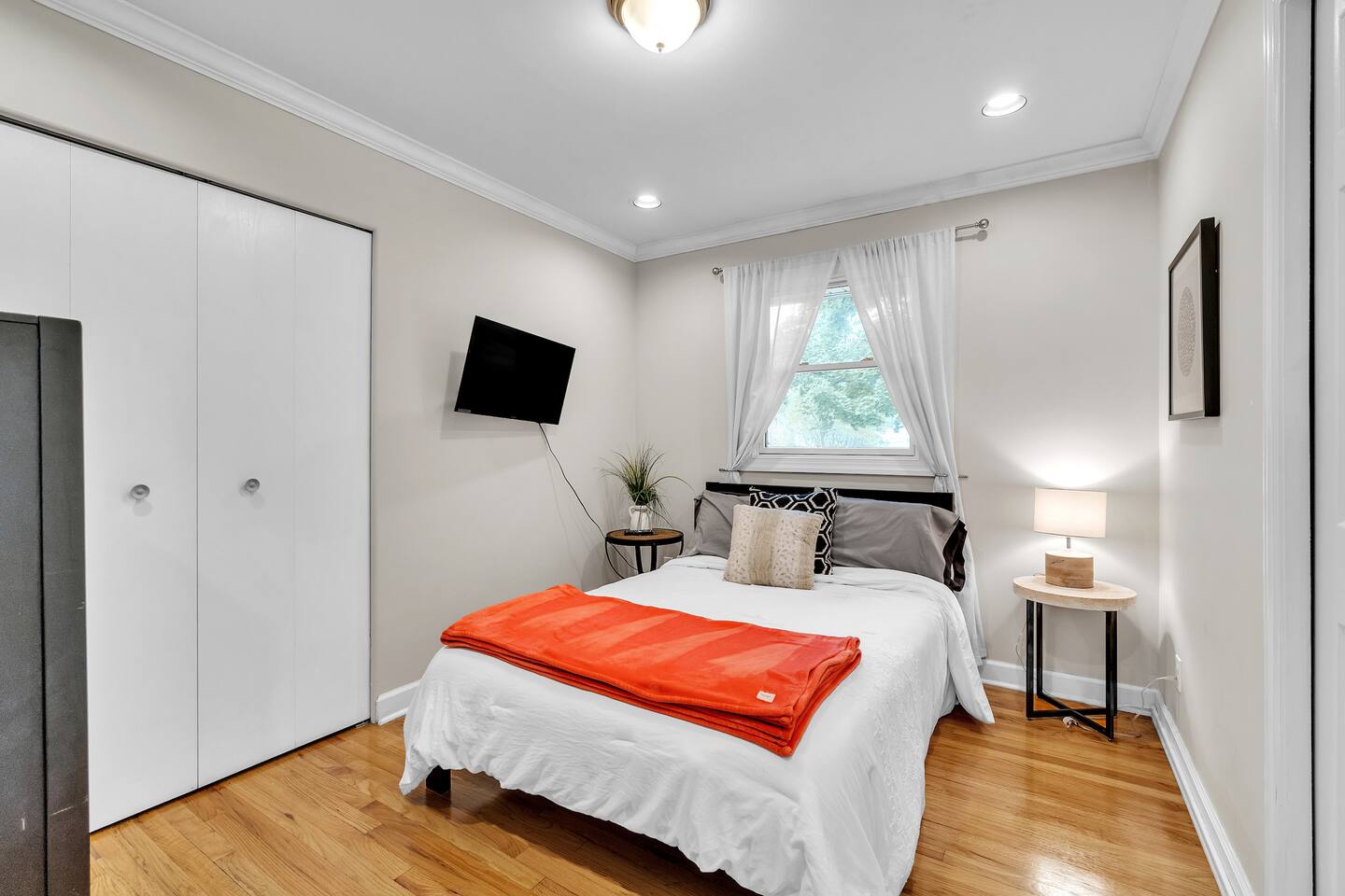 Tuck yourself to sleep by watching your favorite TV show straight from the bed.