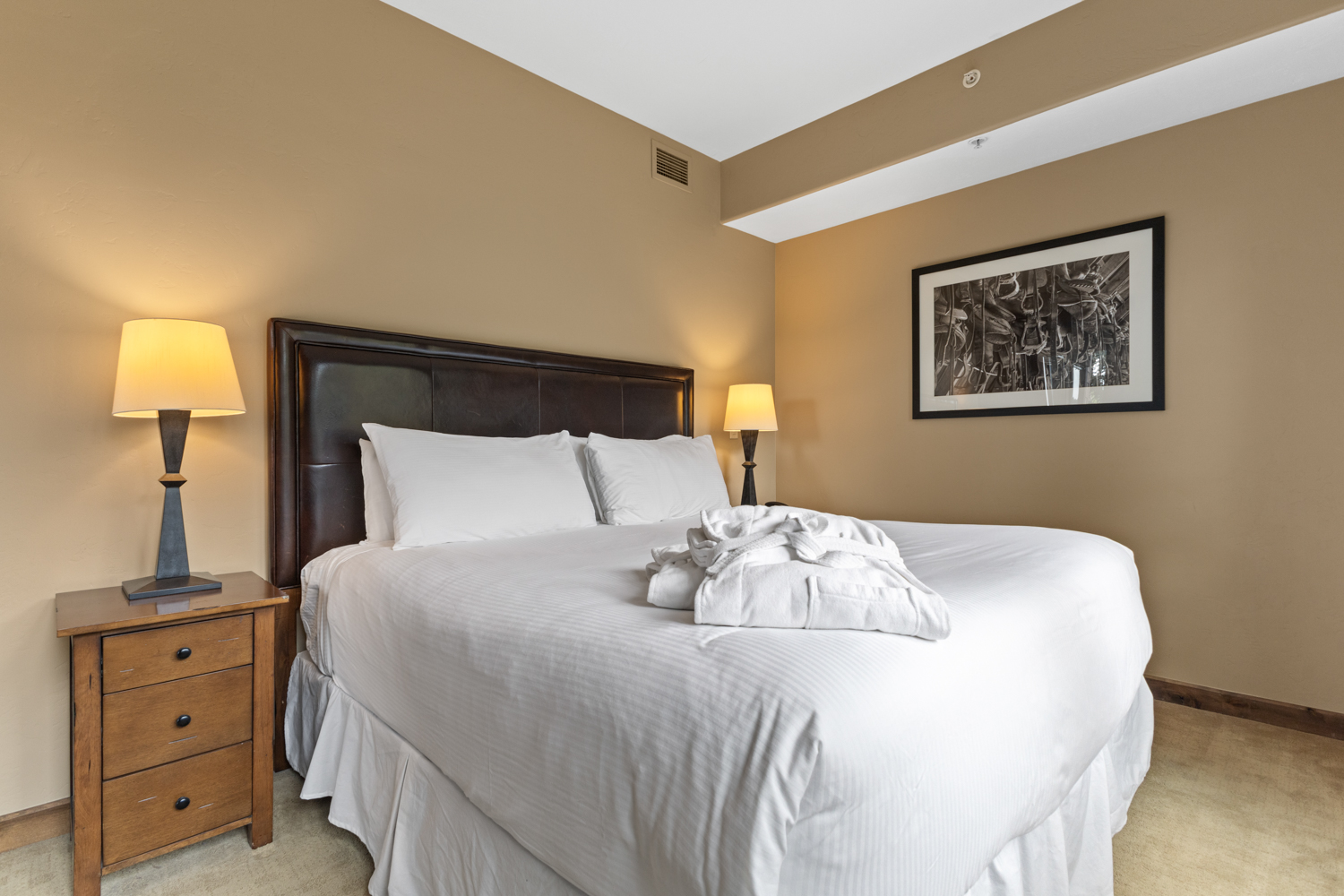 Ensuite Bedroom 1| King Bed