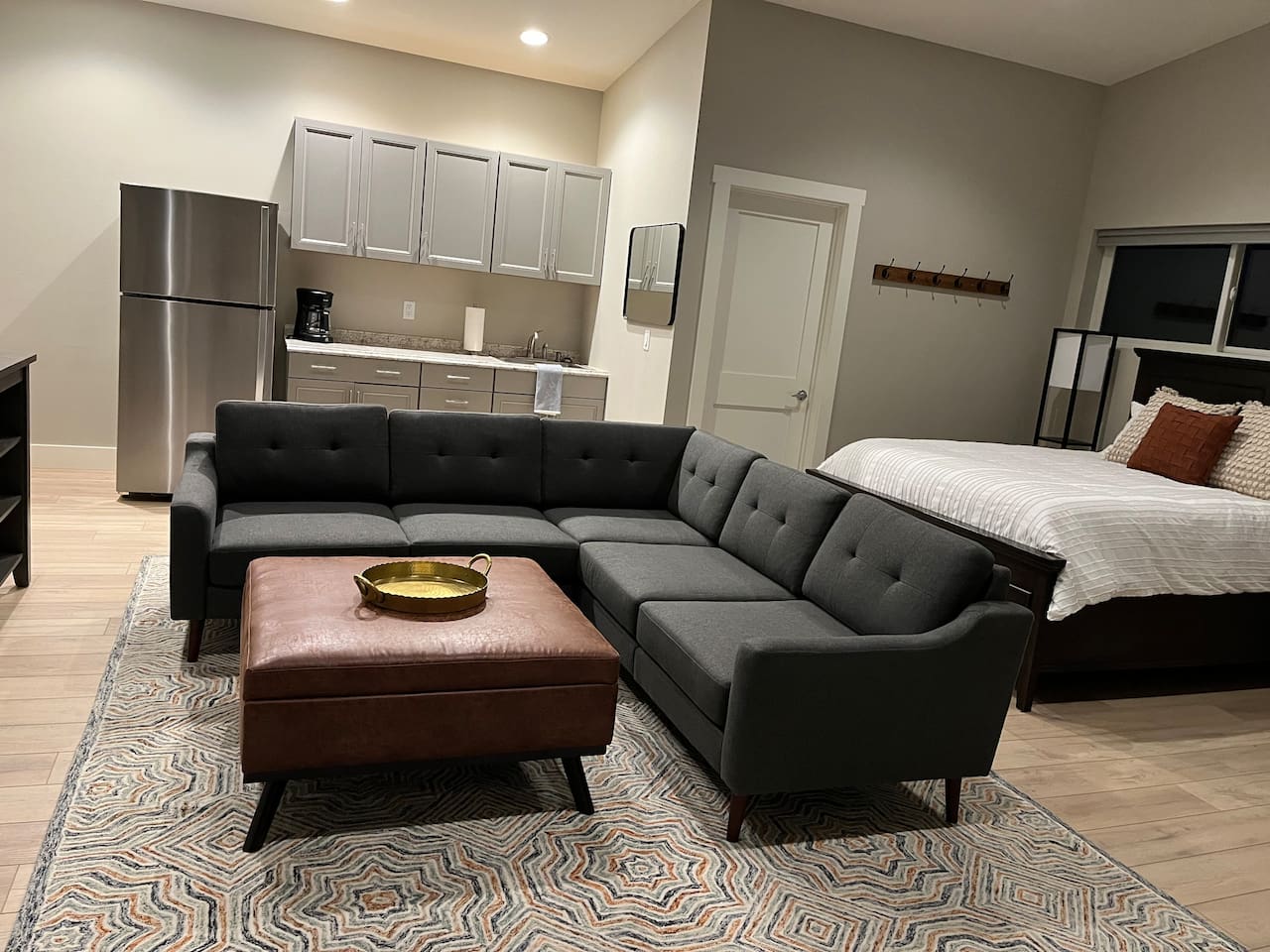 Separate apartment over garage - includes bathroom 4