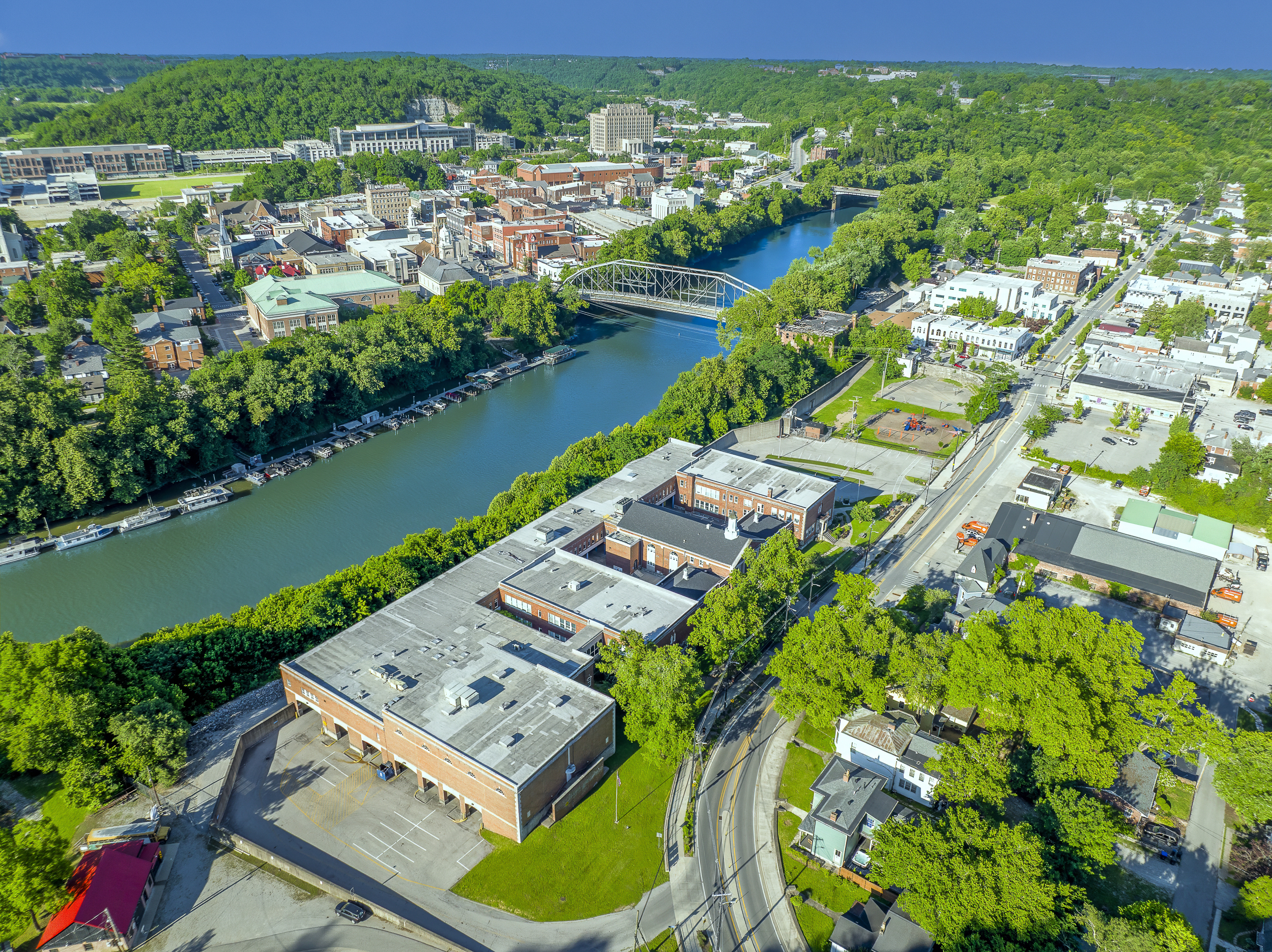 Nestled along a bend of the Kentucky River, Frankfort invites you to explore its charming downtown on foot, just steps from Rickhouse Run.