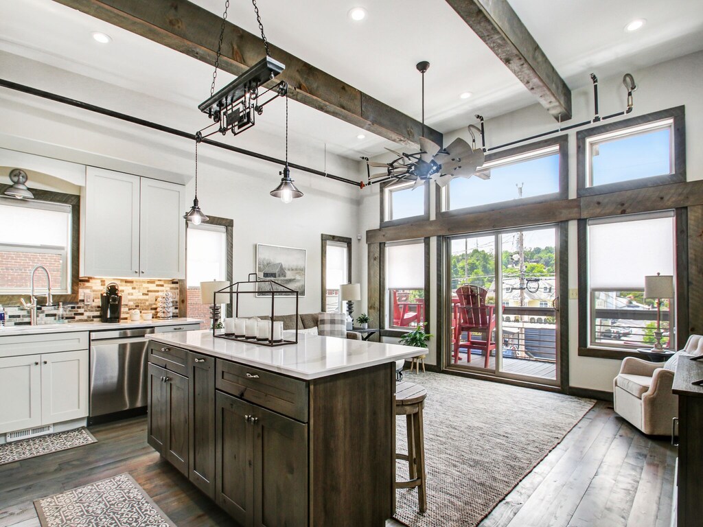 Blue Ridge Loft:Kitchen with View Outside