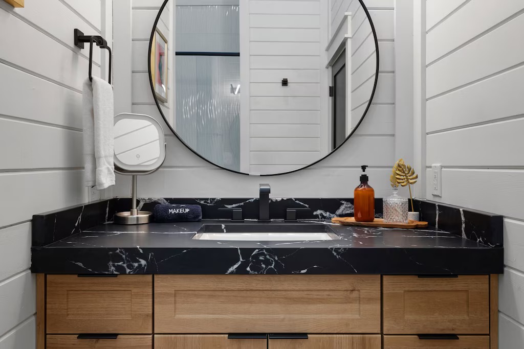Luxurious Bathroom: Sleek marble countertops and chic decor elevate your retreat experience.