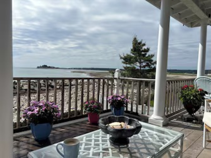 Unwind on the private deck with breathtaking ocean views and refreshing sea breezes. 🌊✨