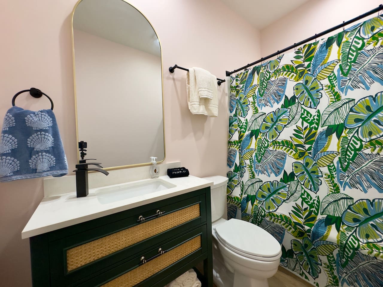 Our full bath offers a cheerful, relaxing experience.