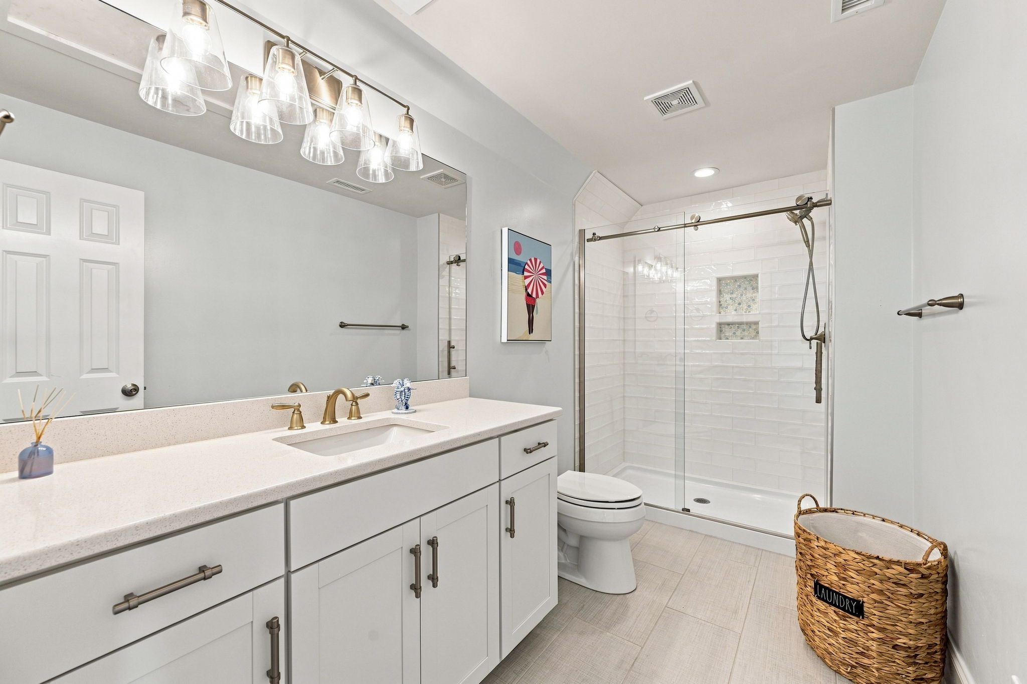 Easily accessible between the top-floor sleeping areas, this full hall bath provides convenience for guests throughout their stay.