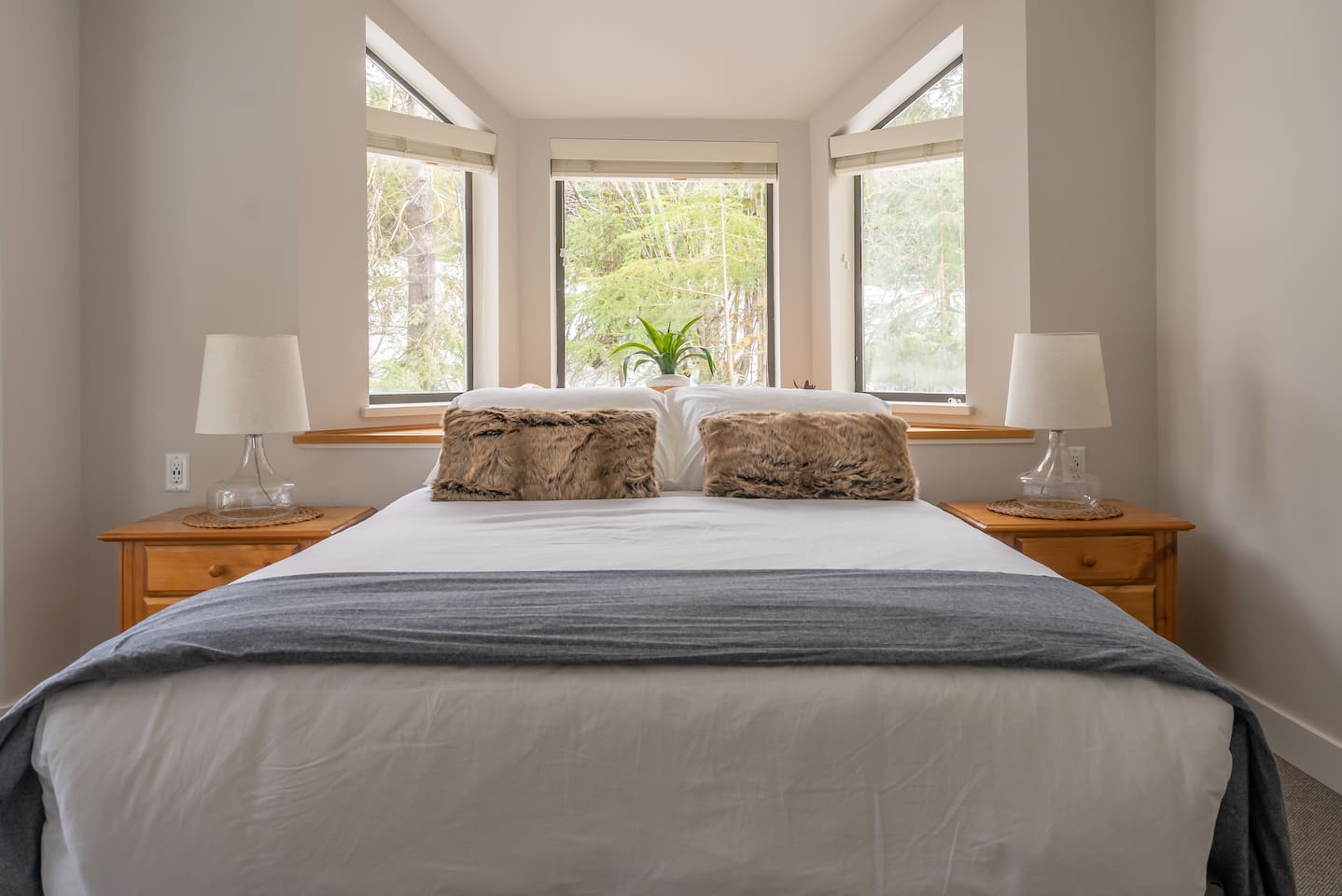 Bedroom#1 - Luxurious Queen Bed, high quality hotel grade white linens.  Large windows offer mountain views.  Air conditioned room. 
Smart TV . 
