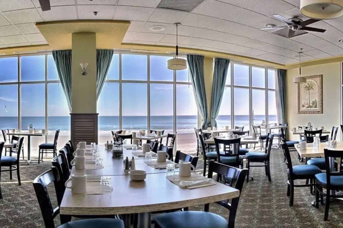 Captains Cove restaurant on Lobby floor in the North tower 