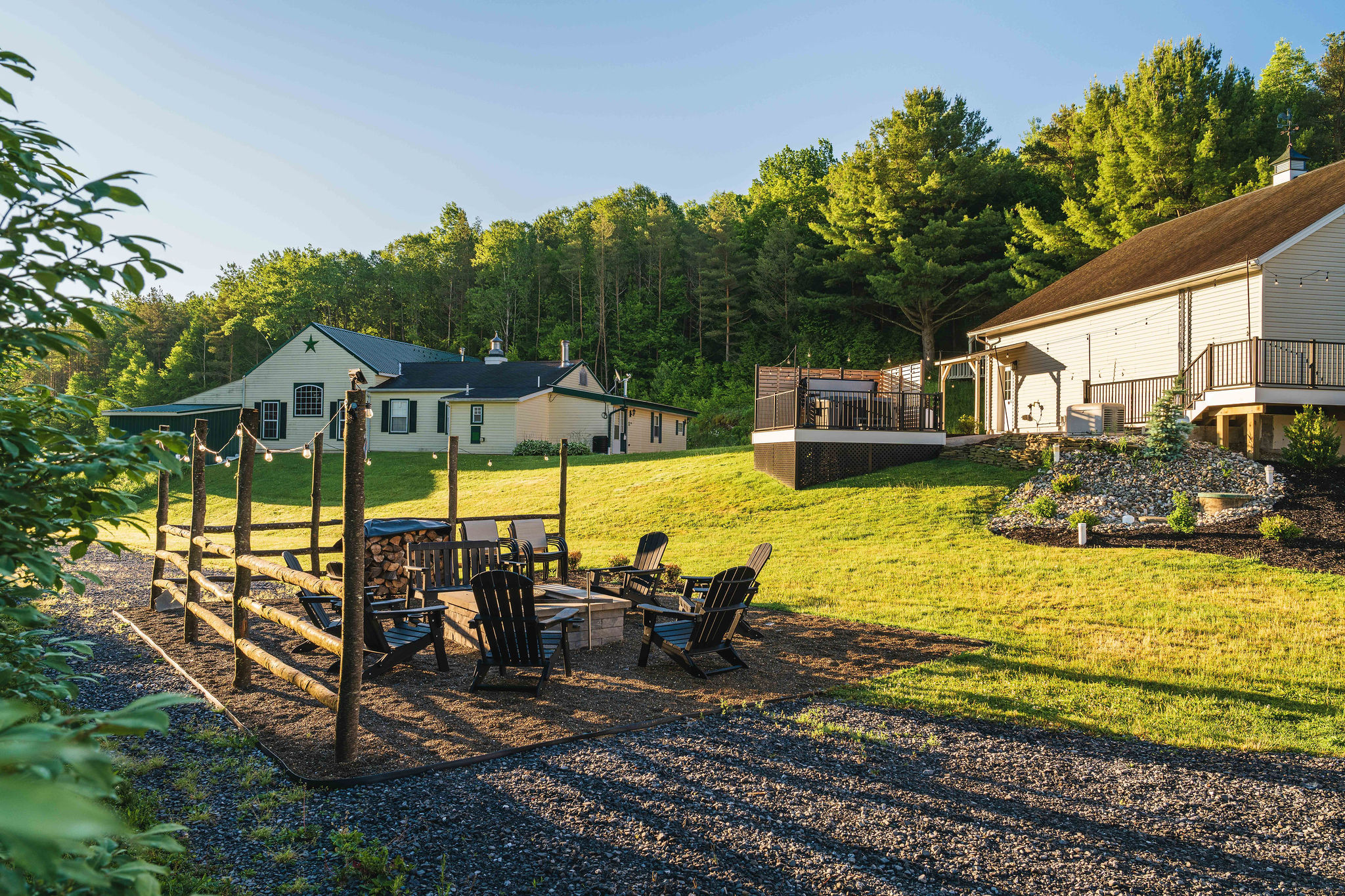 🌅 The expansive vista deck off the kitchen — built for sunrise coffee and sunset drinks.