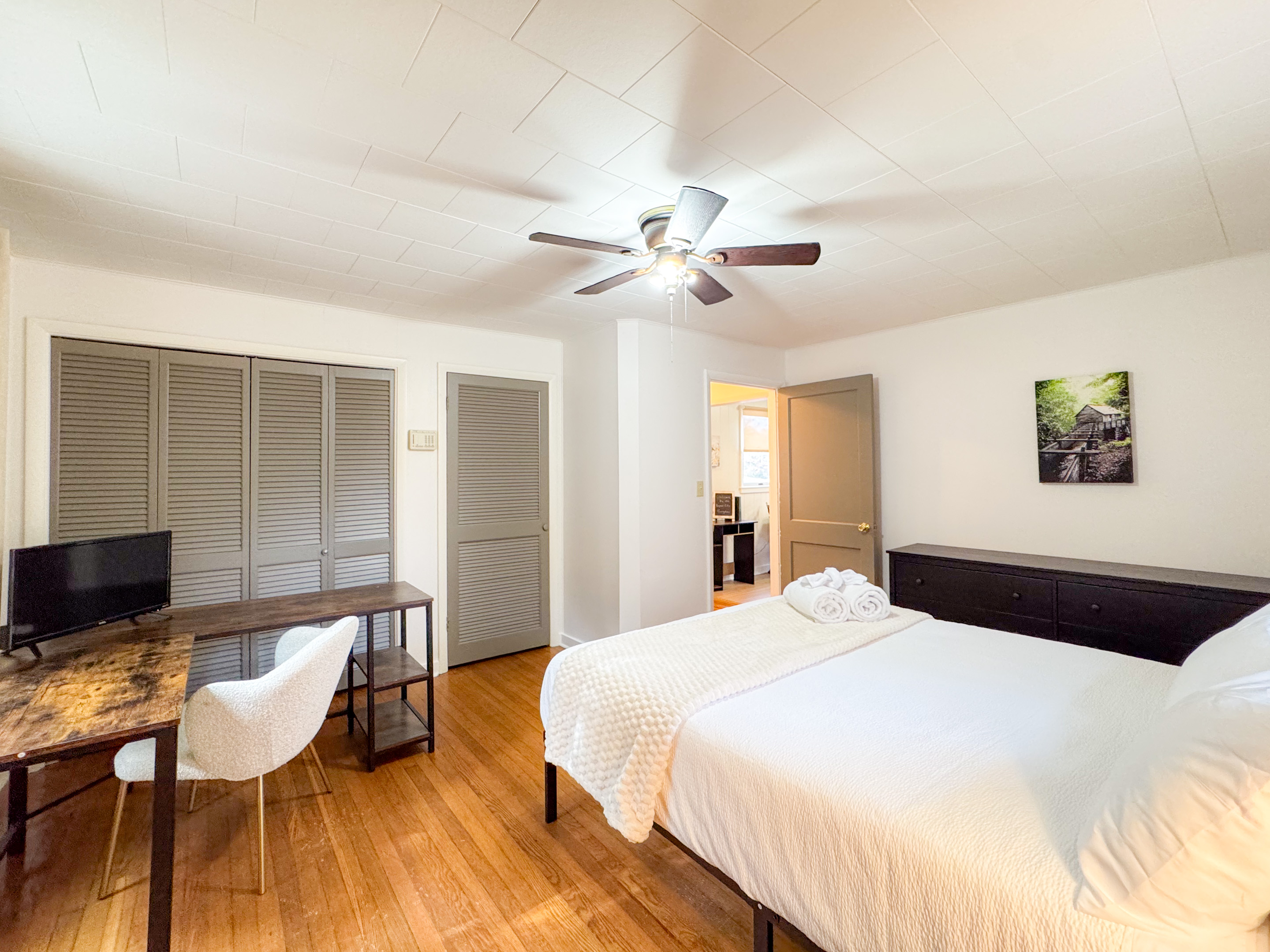 Our second guest bedroom features a queen size bed with comfy, high thread count linens and shredded bamboo pillows! The beds are cooling memory foam with a medium firm feel. 