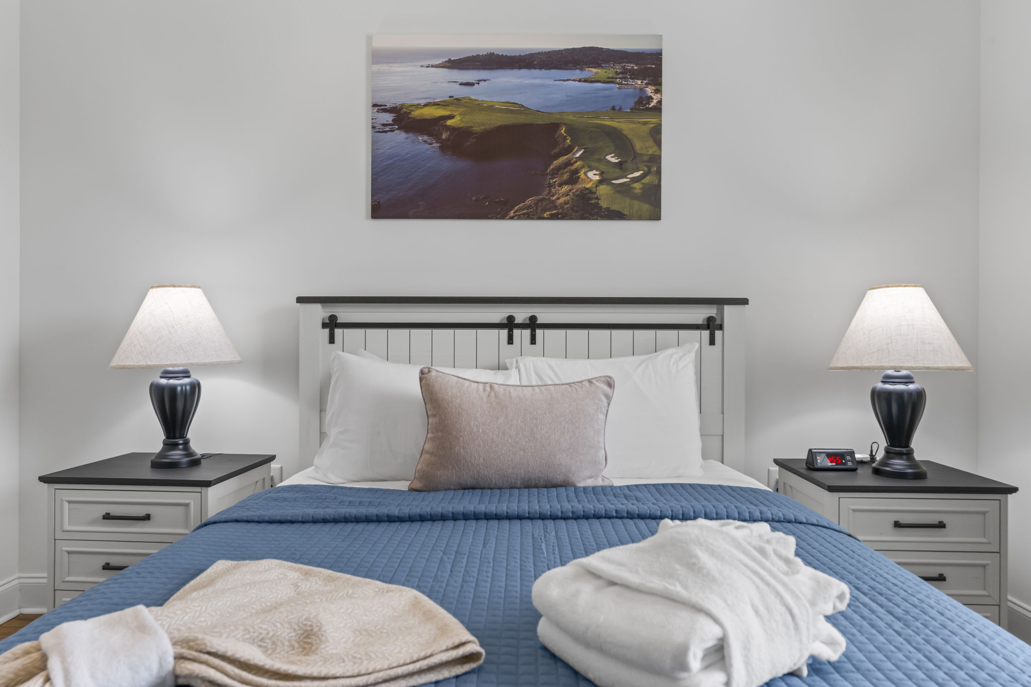 The Pebble Beach Room - second Bedroom with Queen Bed, Smart TV