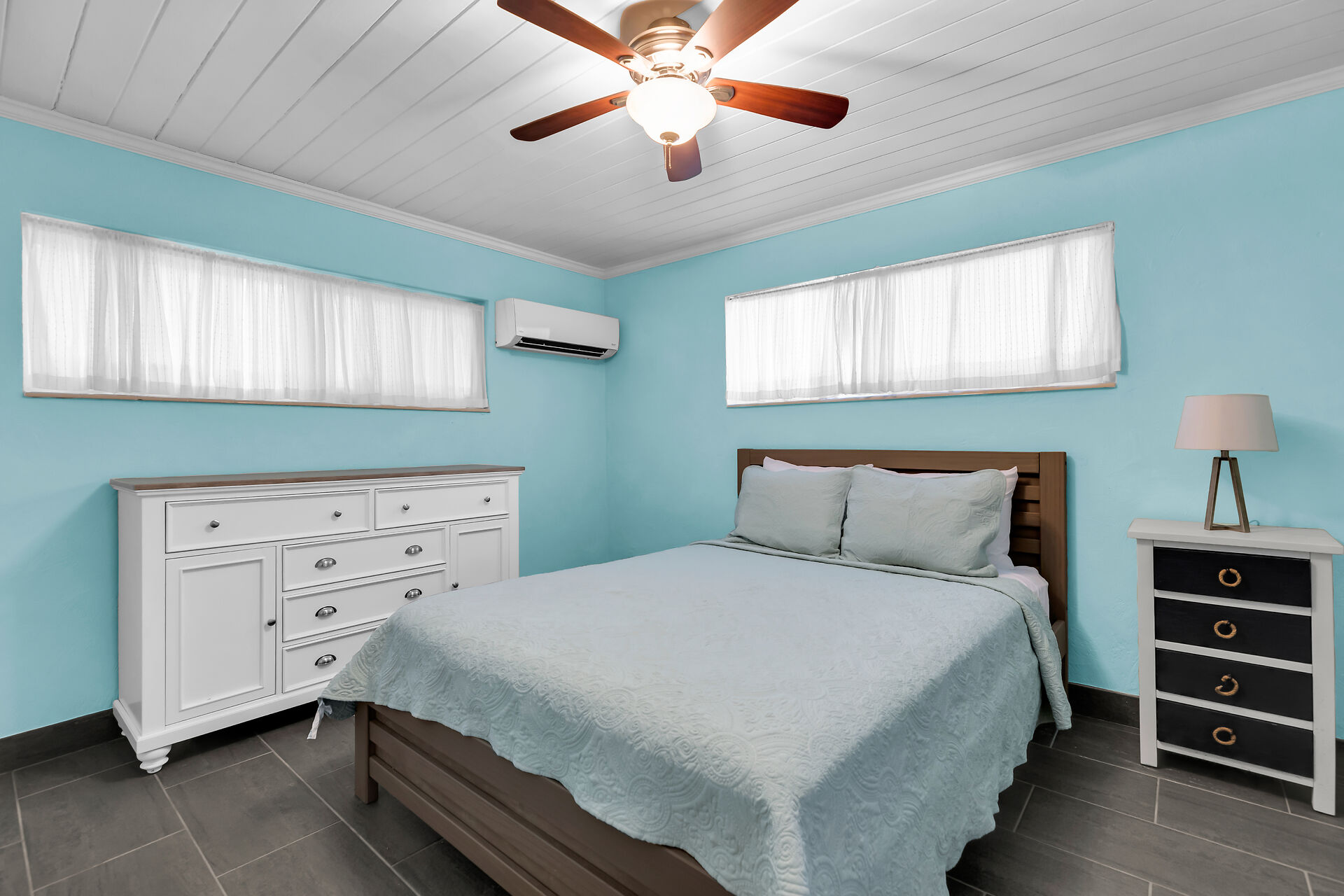 Queen size bed in downstairs bedroom