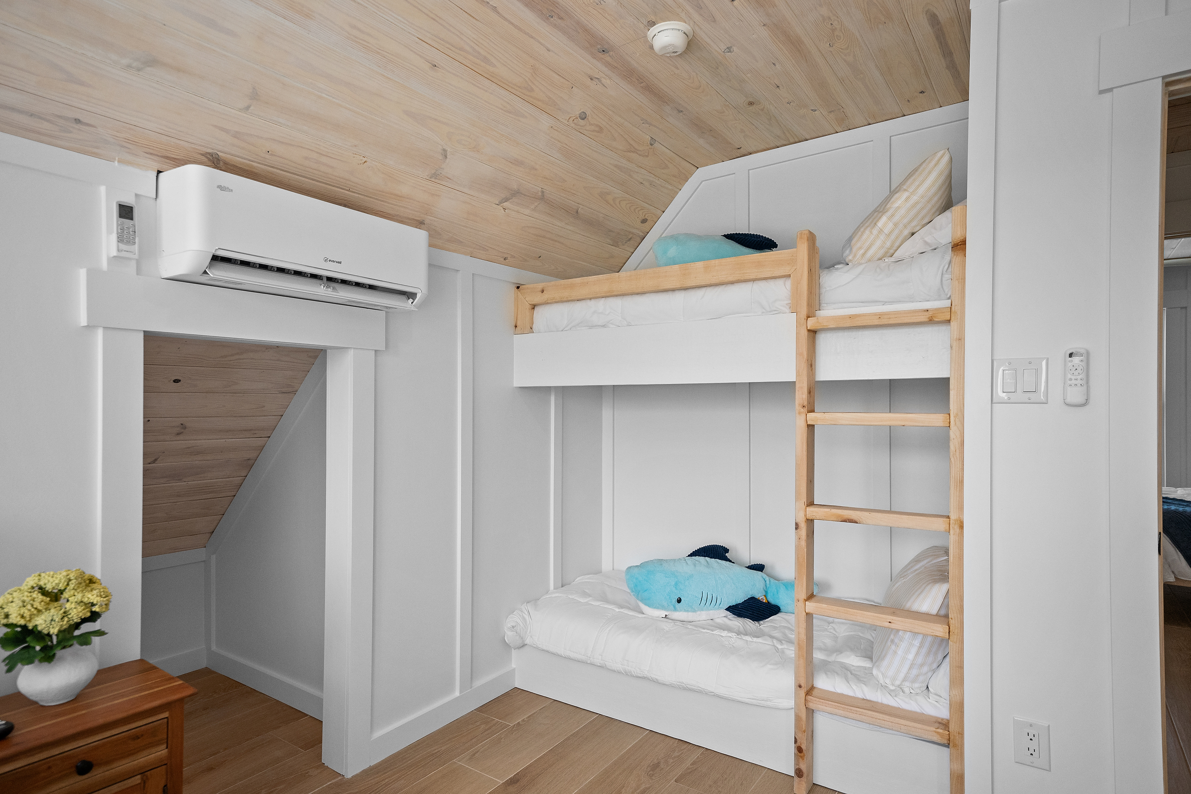 Built-in bunk bed adds two convenient kid-friendly sleeping spots.