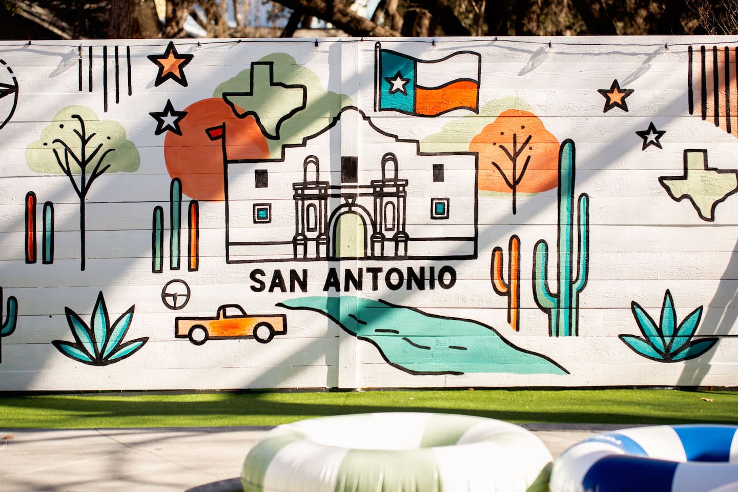This vibrant mural screams San Antonio pride!  Featuring the iconic Alamo, Texas flag, desert plants, stars, and a classic pickup truck— It’s a total Instagram hotspot and makes the perfect backdrop for guests to show off their stay. ⭐