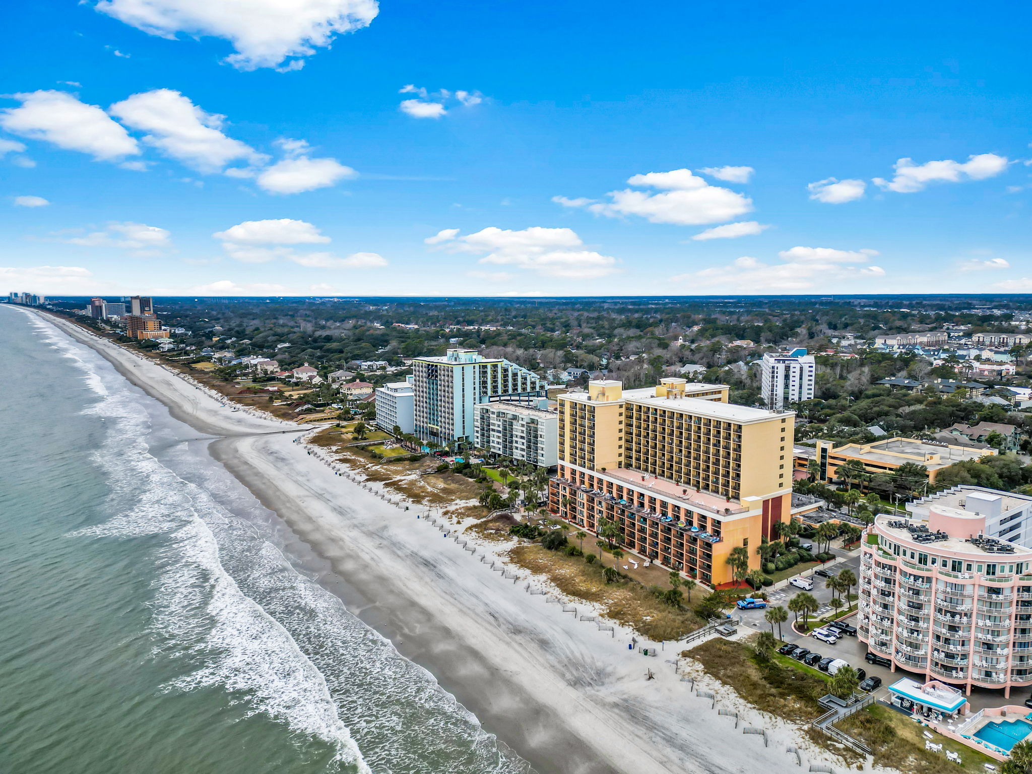 Perfectly situated on the golden mile, walk to places to eat and minutes from Barefoot Resort, Broadway at the Beach and more