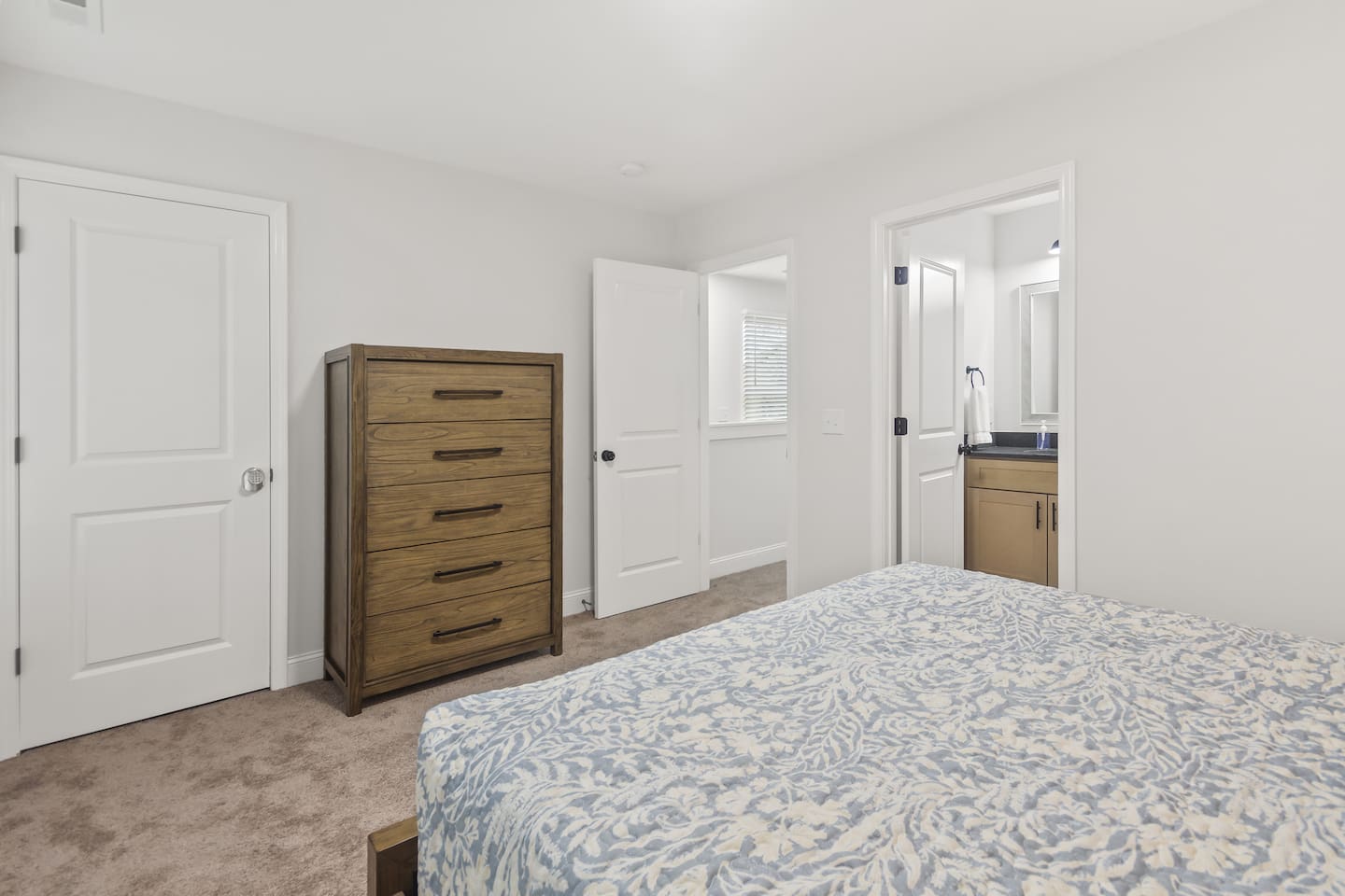 Queen bedroom - Unit A