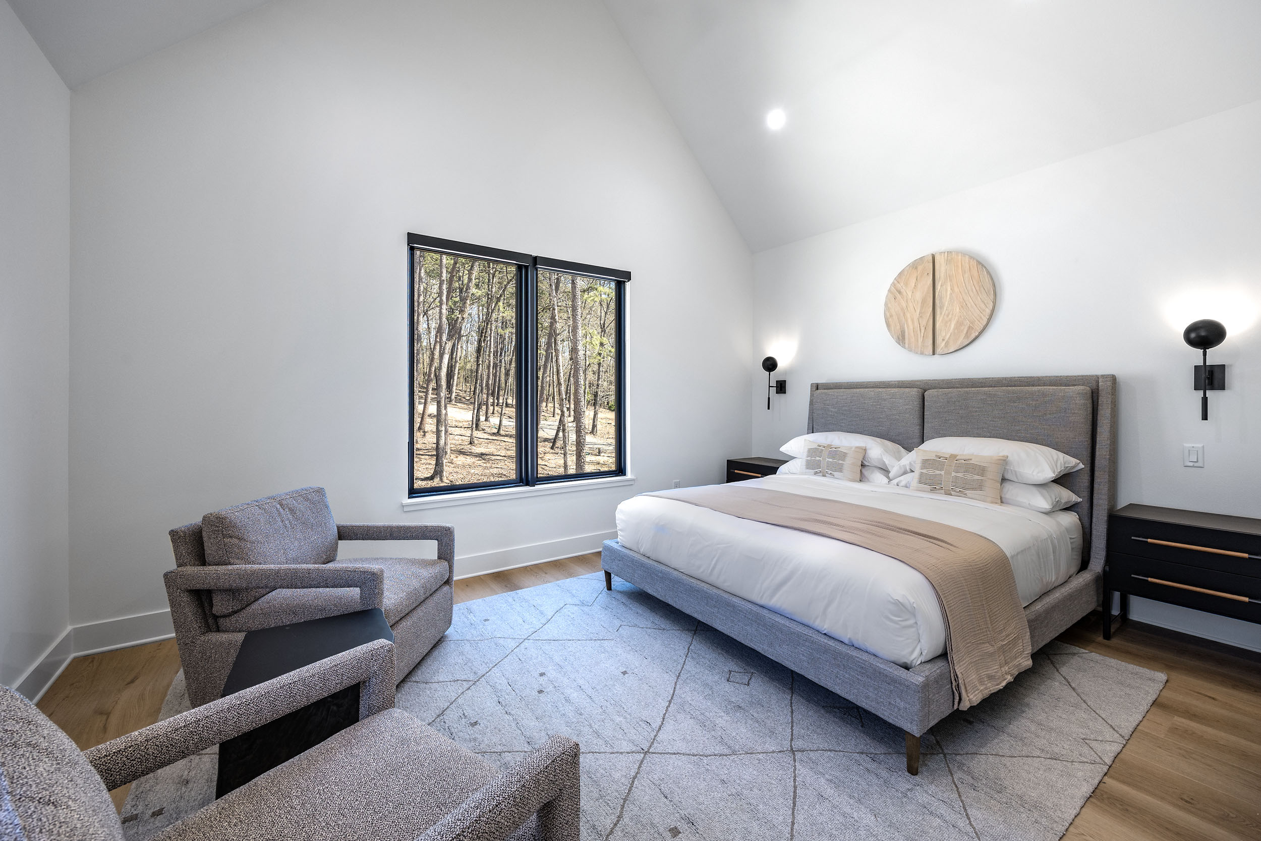 This upstairs king suite features clean lines and calming forest views—ideal for restful nights and rejuvenating mornings. 