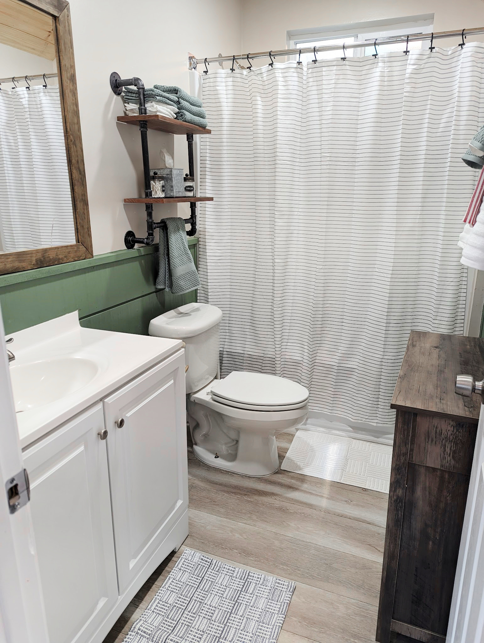 You will have a full bathroom with tub/shower combo.