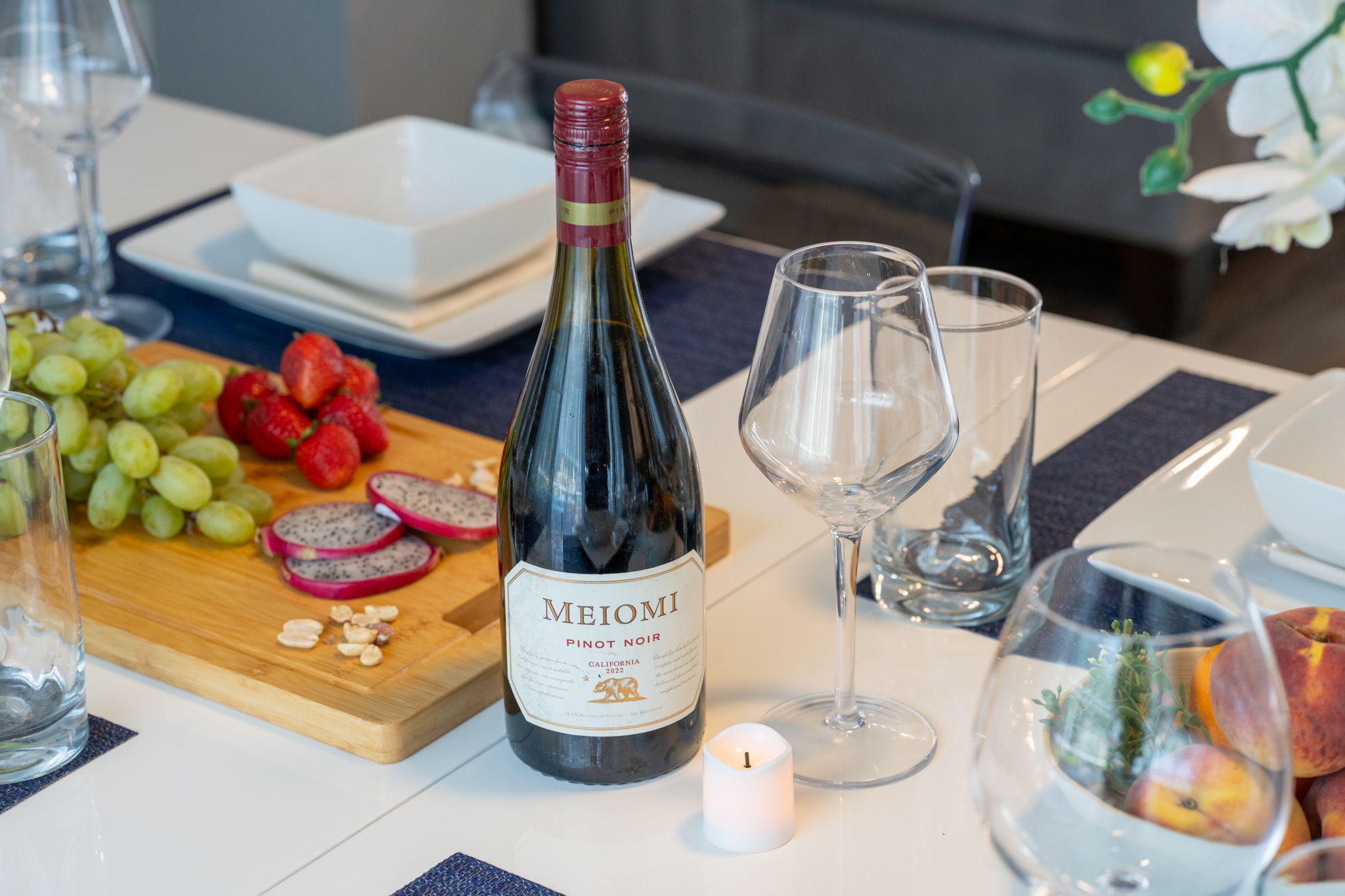 From cozy breakfasts to elegant evening dinners, this dining space adapts beautifully to every occasion with style and comfort.