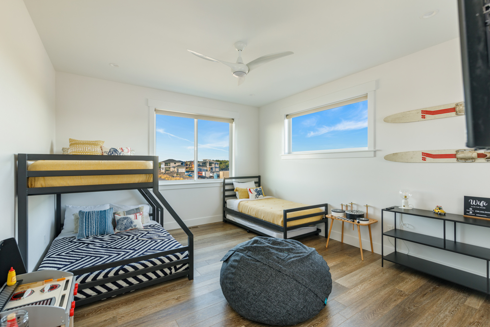 Upstairs kids/teen room with twin/full bunk, twin with trundle, tv & toys.