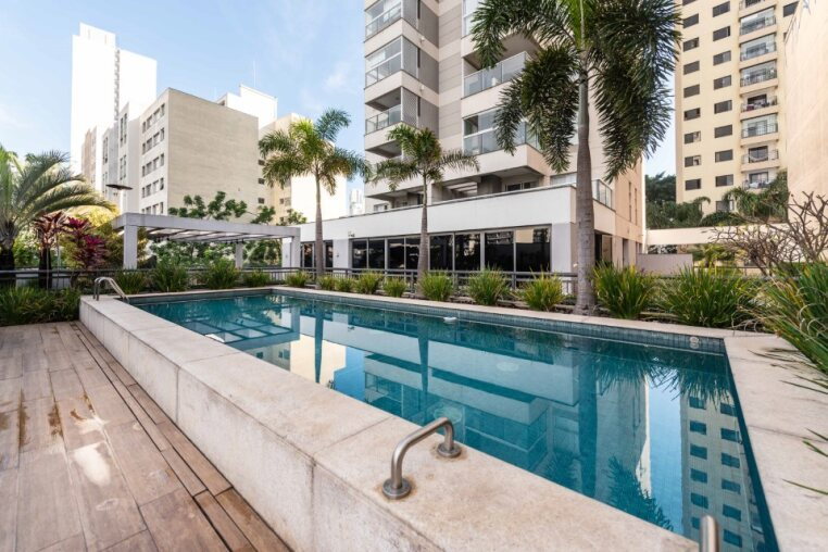 Piscina - PiscinaÁrea externa com paisagismo e vista urbana — refúgio perfeito após um dia de trabalho ou turismo.