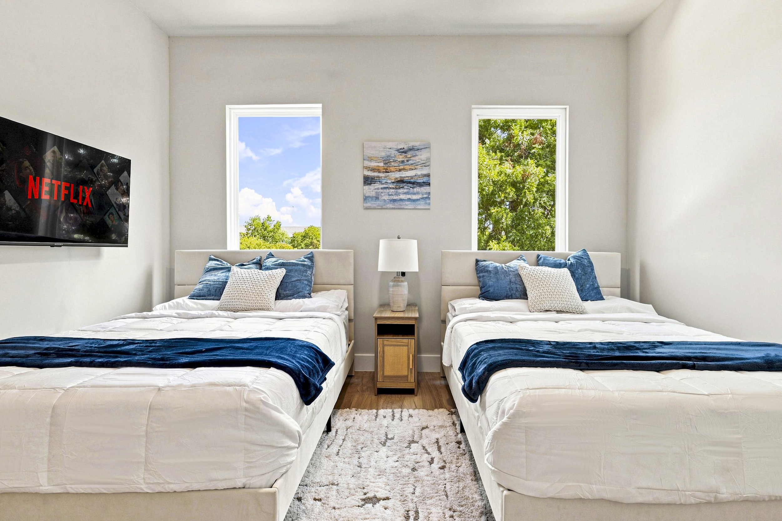 Bright and stylish with two comfy beds, Netflix, and vibrant views to enjoy!