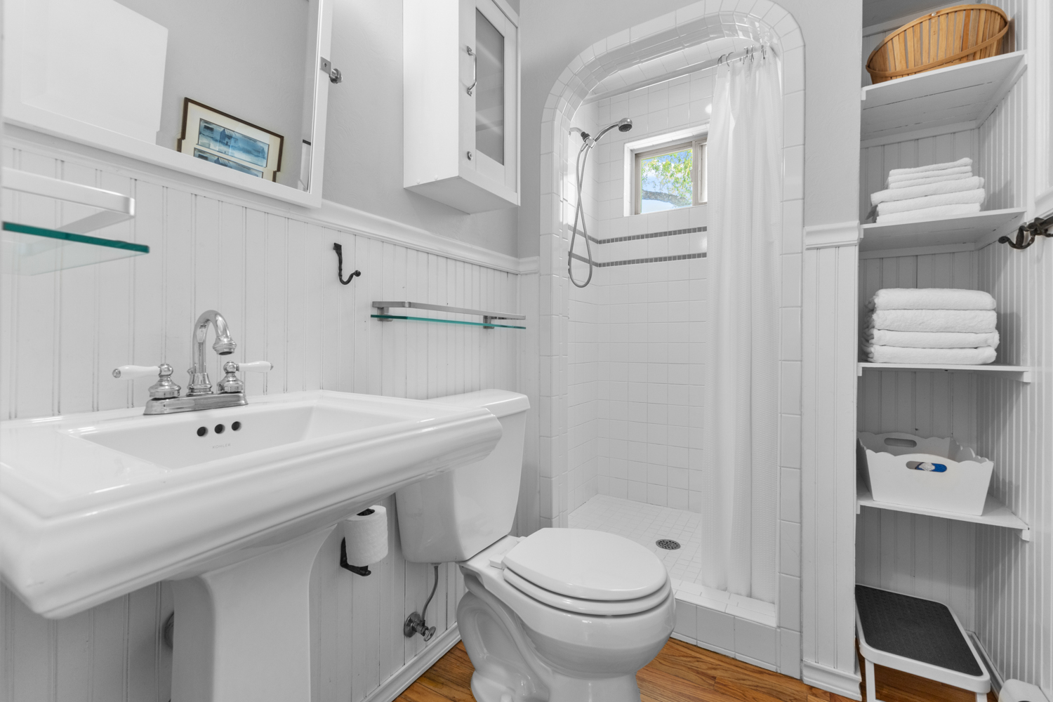 Main Level Shared Bathroom 2