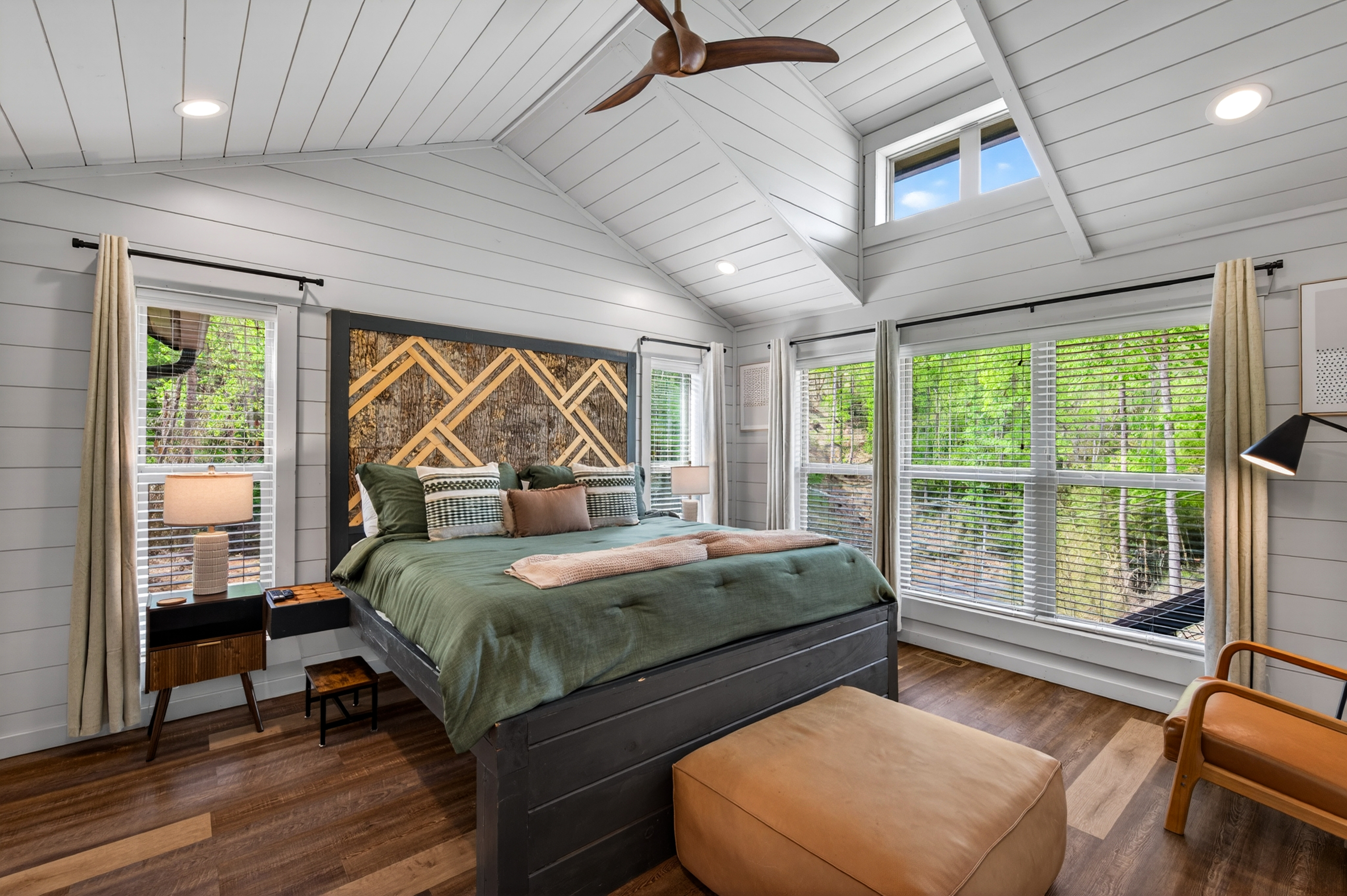 King size bed, with en-suite bathroom.