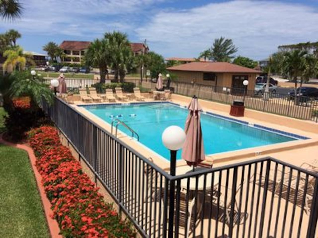 SWIMMING POOL WITH SUN DECK