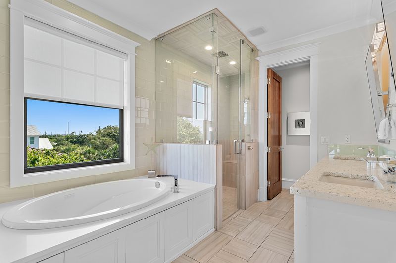 Bathroom 7: Private Bathroom with Shower and Tub