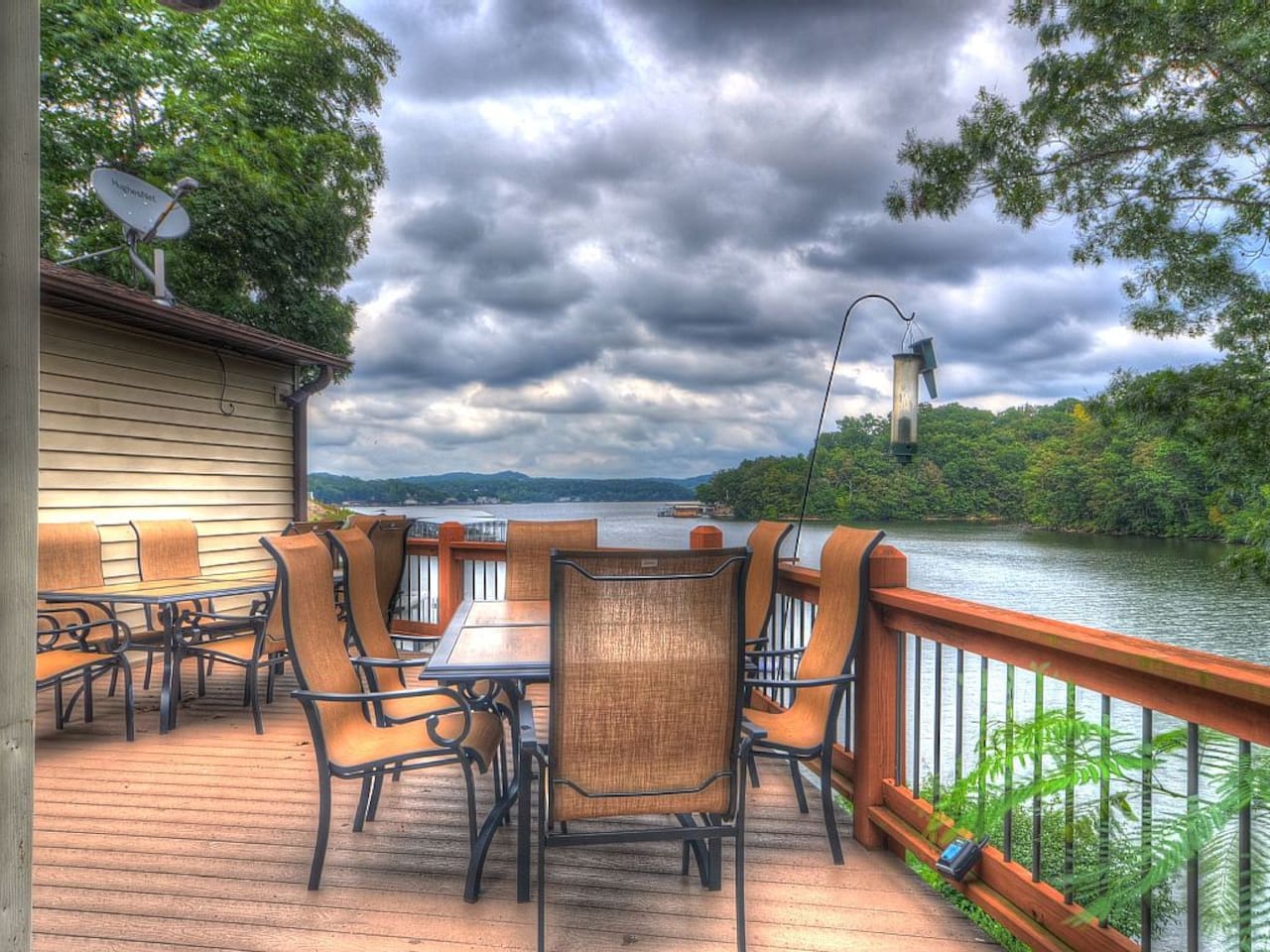 Lake view dining on the deck