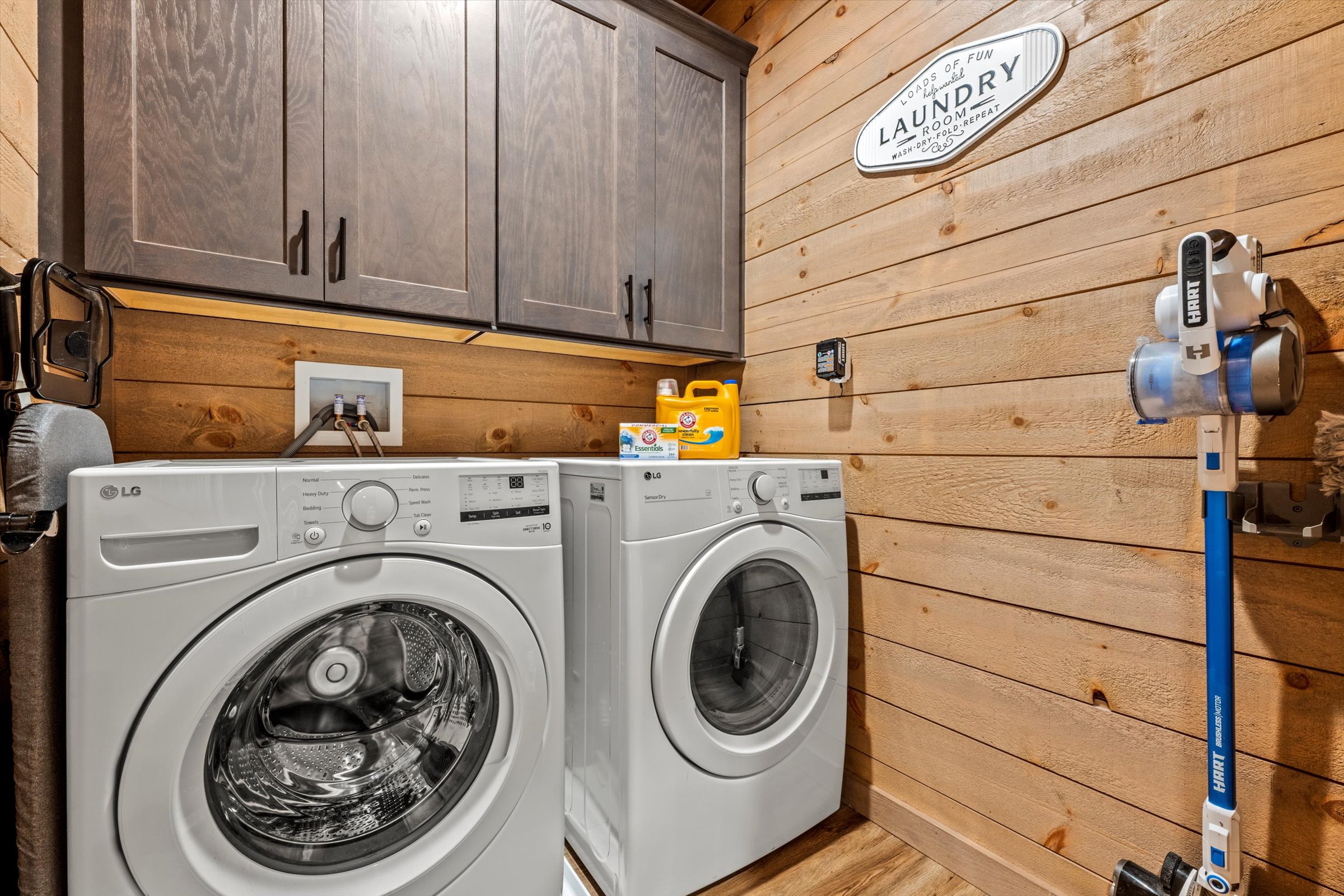 🧺 Real talk: vacations with kids = laundry. Luckily, we’ve got you covered with a modern washer, dryer, AND detergent.