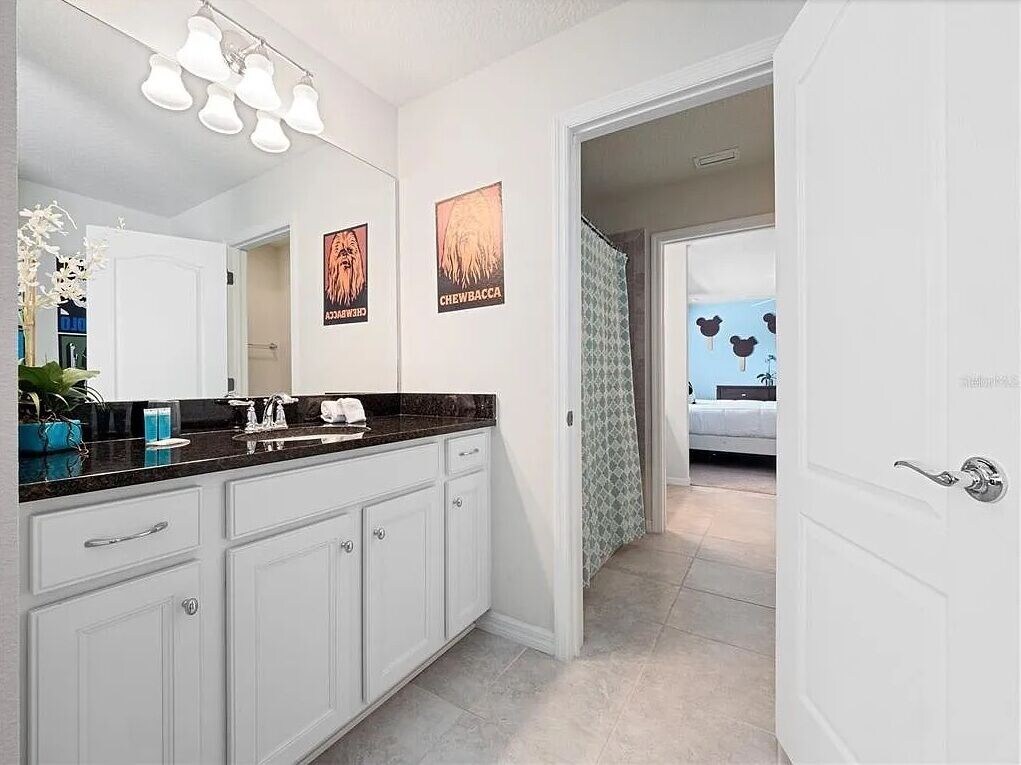 Ensuite bath between Micky Mouse and Star Wars themed rooms