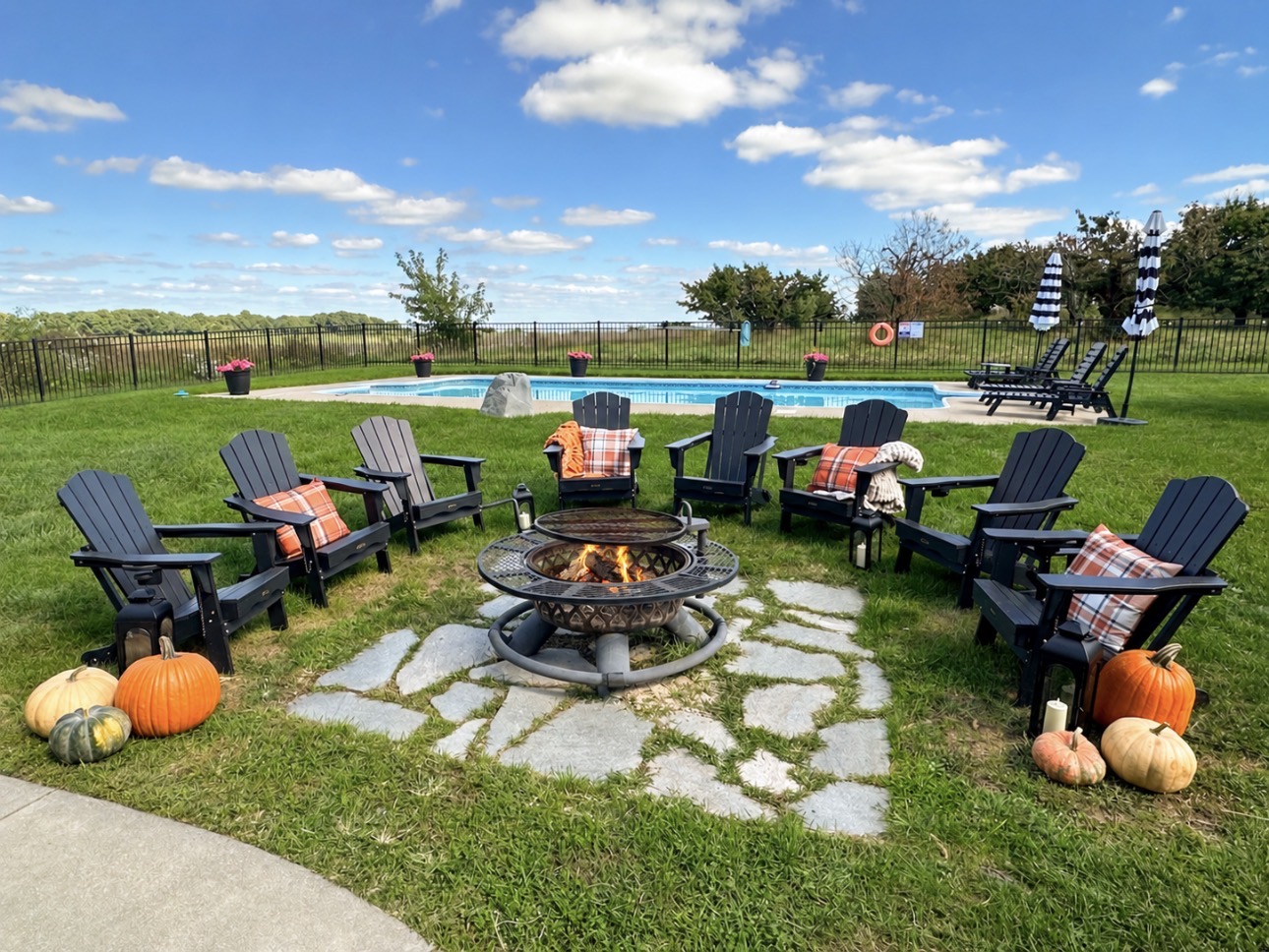 Fall is an amazing time to visit west Michigan! Orchards, wineries, hot tub & relaxing by the fire! (Note:pool closes at the end of September & will reopen in May.)